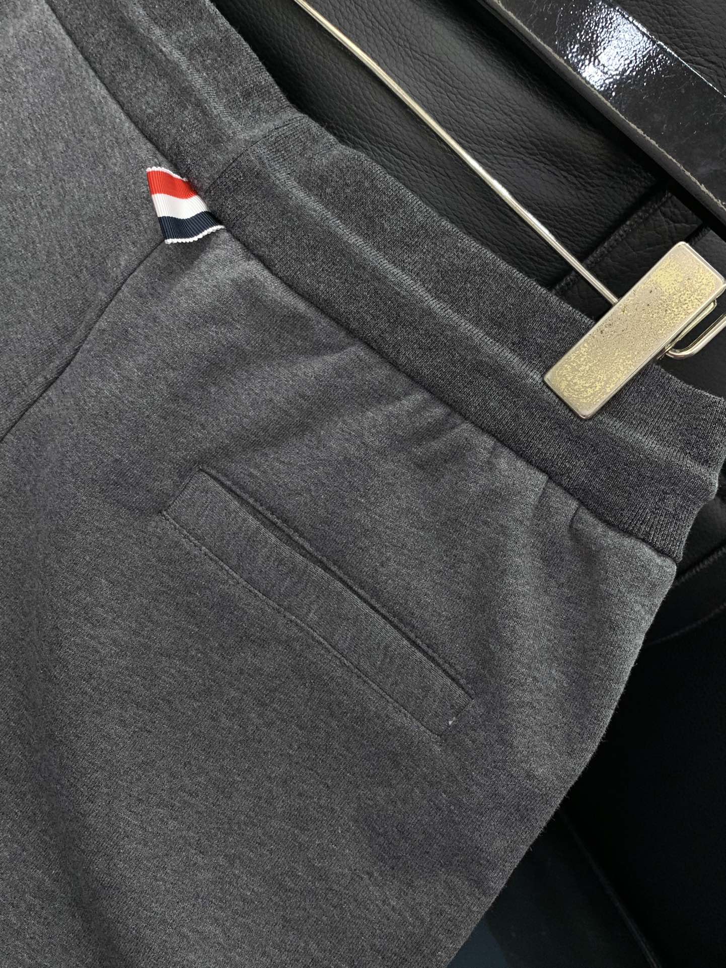 “Thom Browne Summer 2025 Update: Fashion Shorts with Original Hardware and Imported Fabrics” - 图片 8