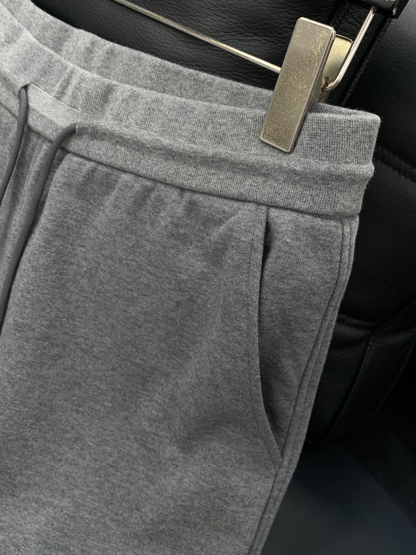 “Thom Browne Summer 2025 Update: Fashion Shorts with Original Design and High-Quality Materials” - 图片 4
