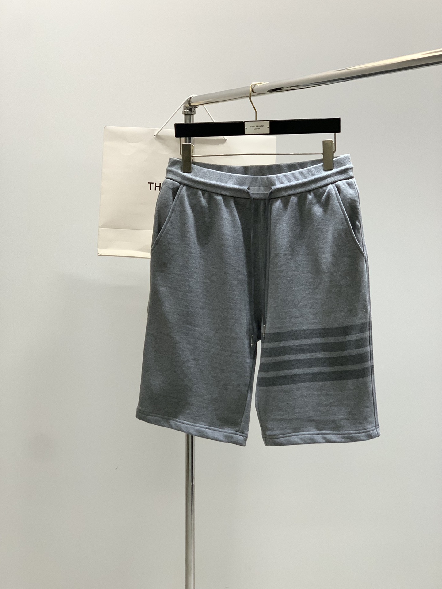 “Thom Browne Summer 2025 Update: Fashion Shorts with Original Design and High-Quality Materials”