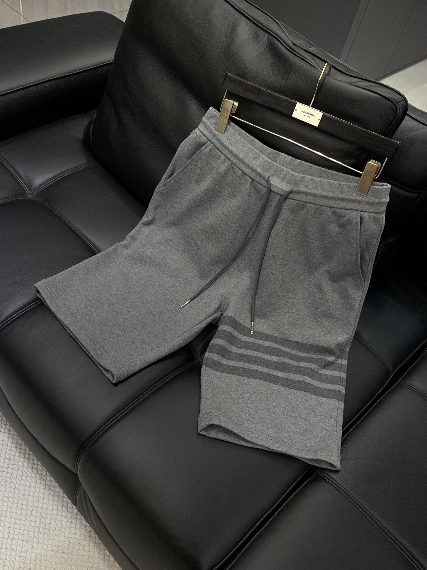 “Thom Browne Summer 2025 Update: Fashion Shorts with Original Design and High-Quality Materials” - 图片 3