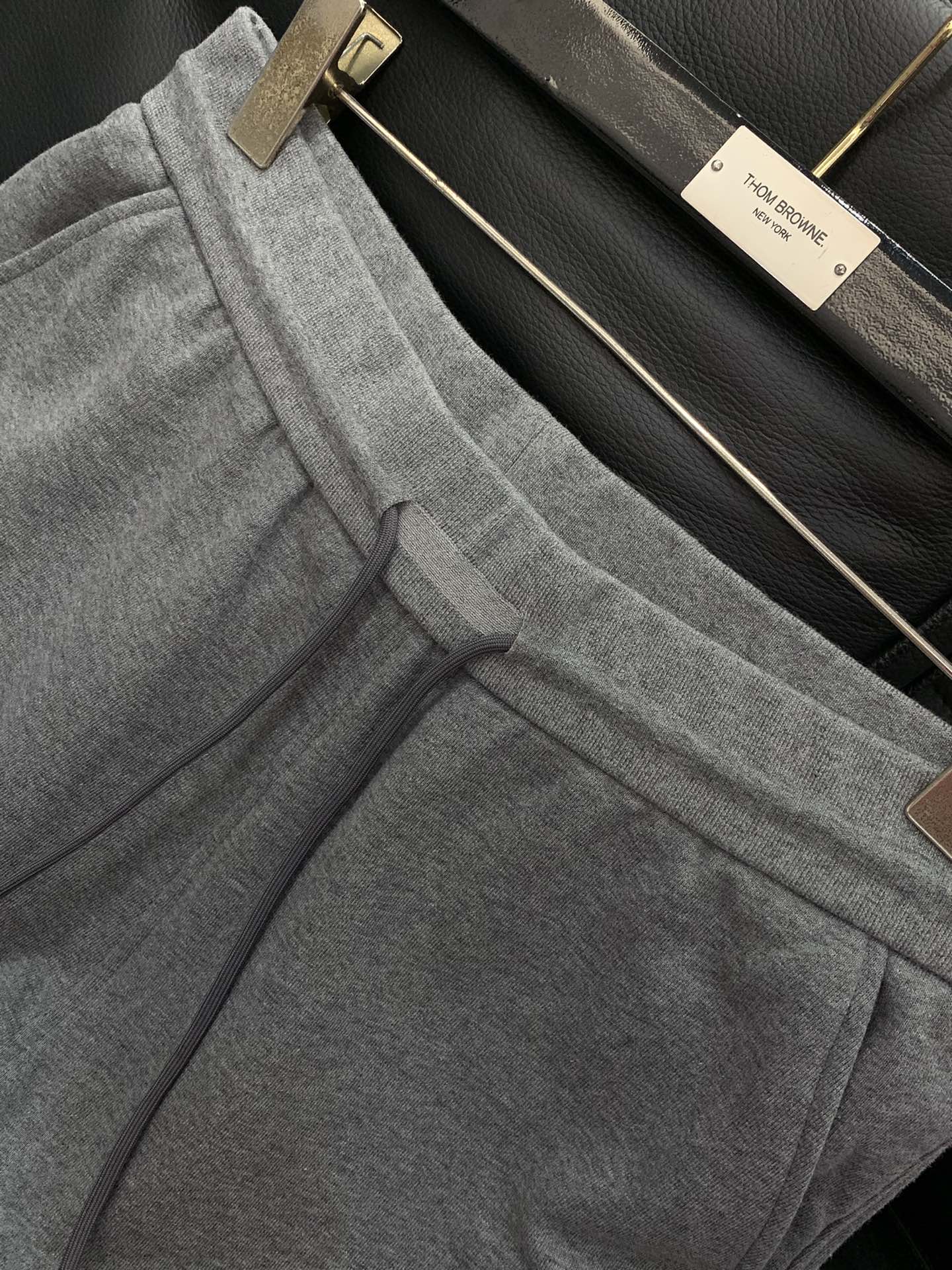 “Thom Browne Summer 2025 Update: Fashion Shorts with Original Design and High-Quality Materials” - 图片 8
