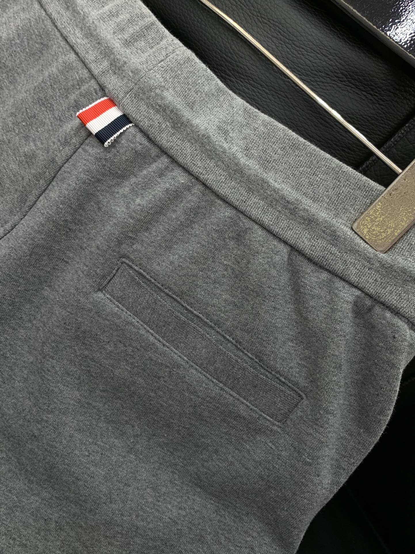 “Thom Browne Summer 2025 Update: Fashion Shorts with Original Design and High-Quality Materials” - 图片 9