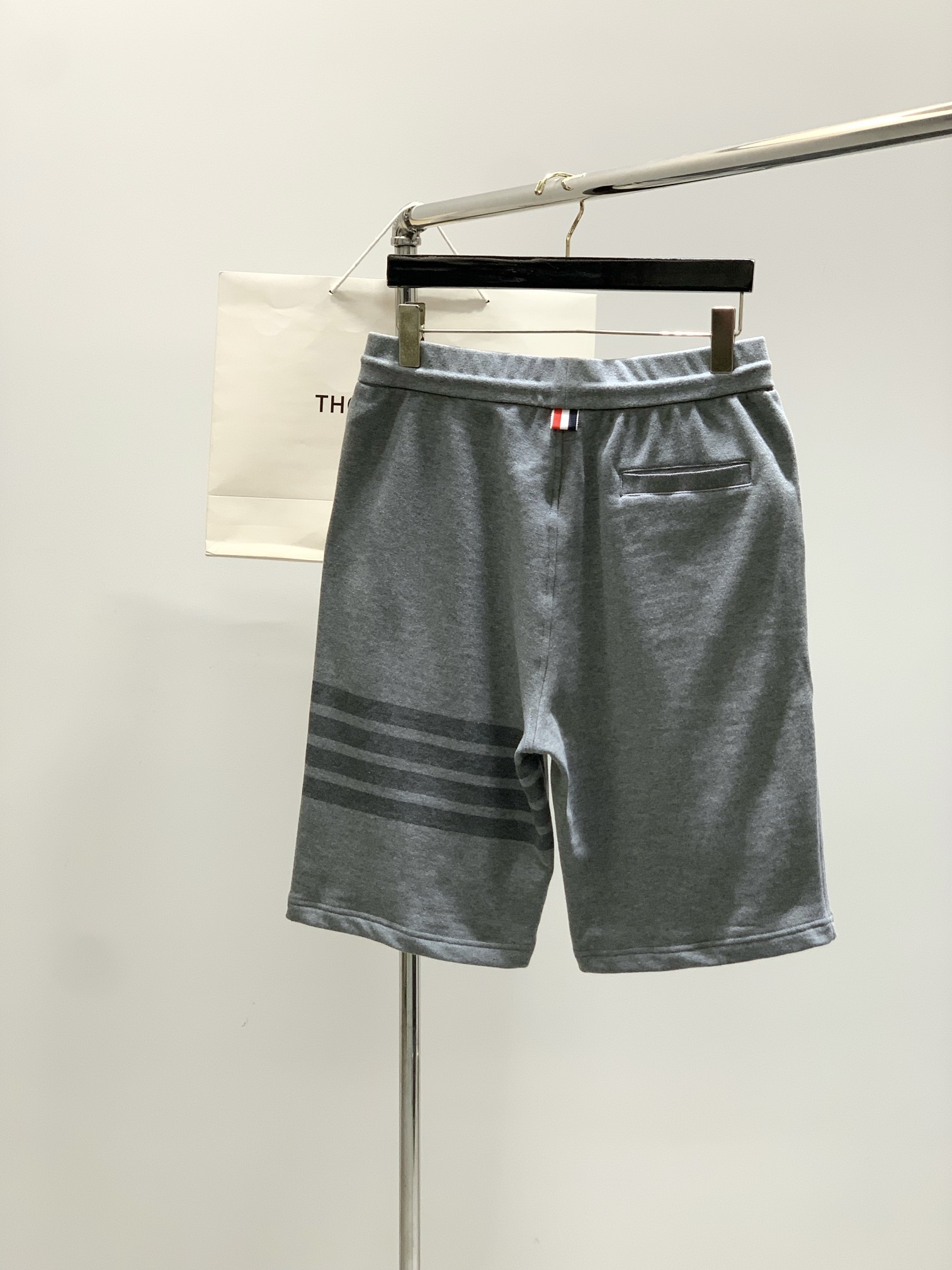 “Thom Browne Summer 2025 Update: Fashion Shorts with Original Design and High-Quality Materials” - 图片 2