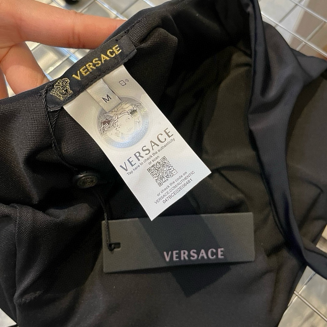 🆕
范思哲官方新款泳衣比基尼👙，高端定制，S M L XL