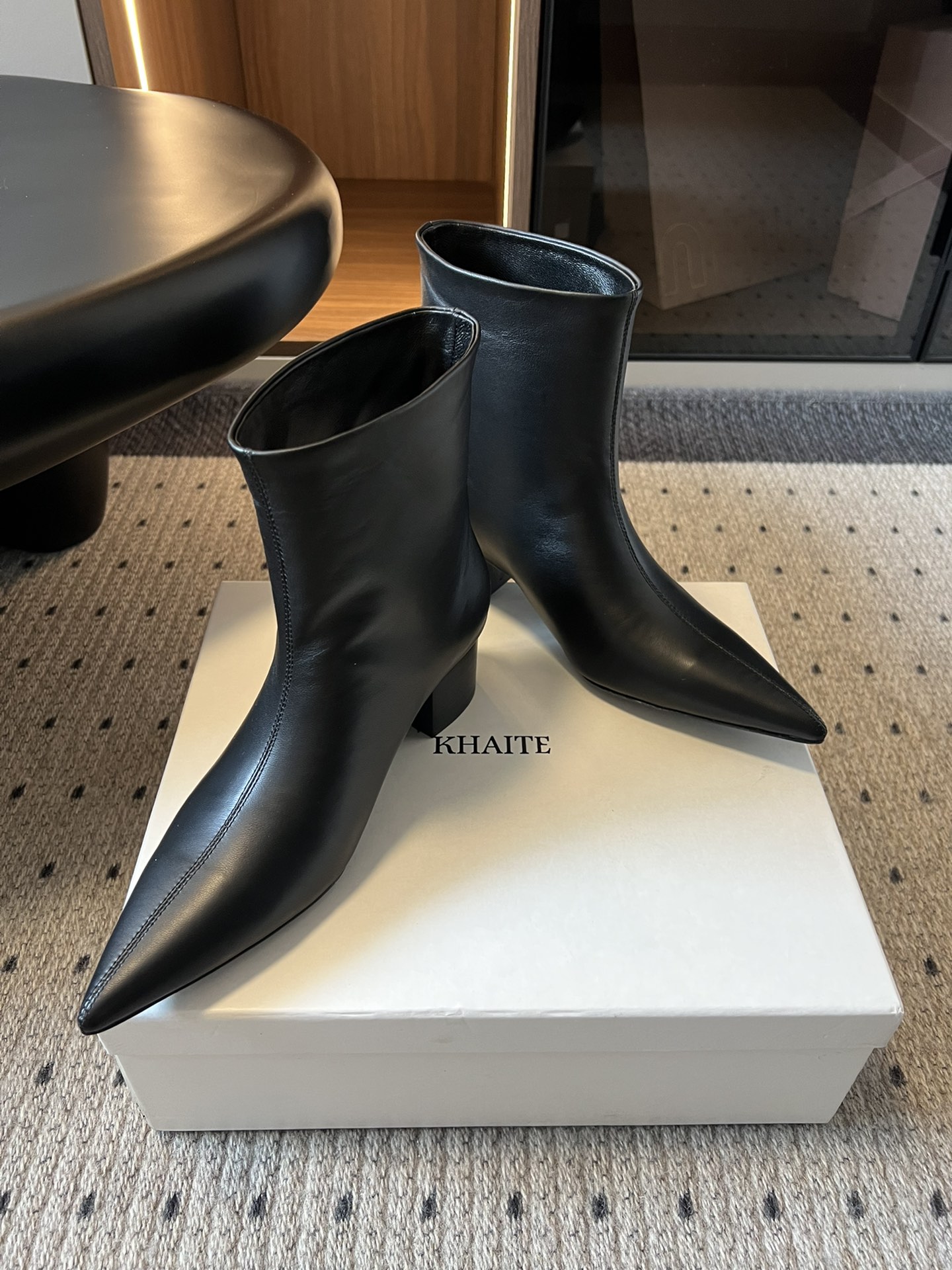 
Khaite 25ss 秋冬新款绝美神靴 

又A又飒不一定斩男，但一定斩女 鞋型纤细又时髦，微微的堆