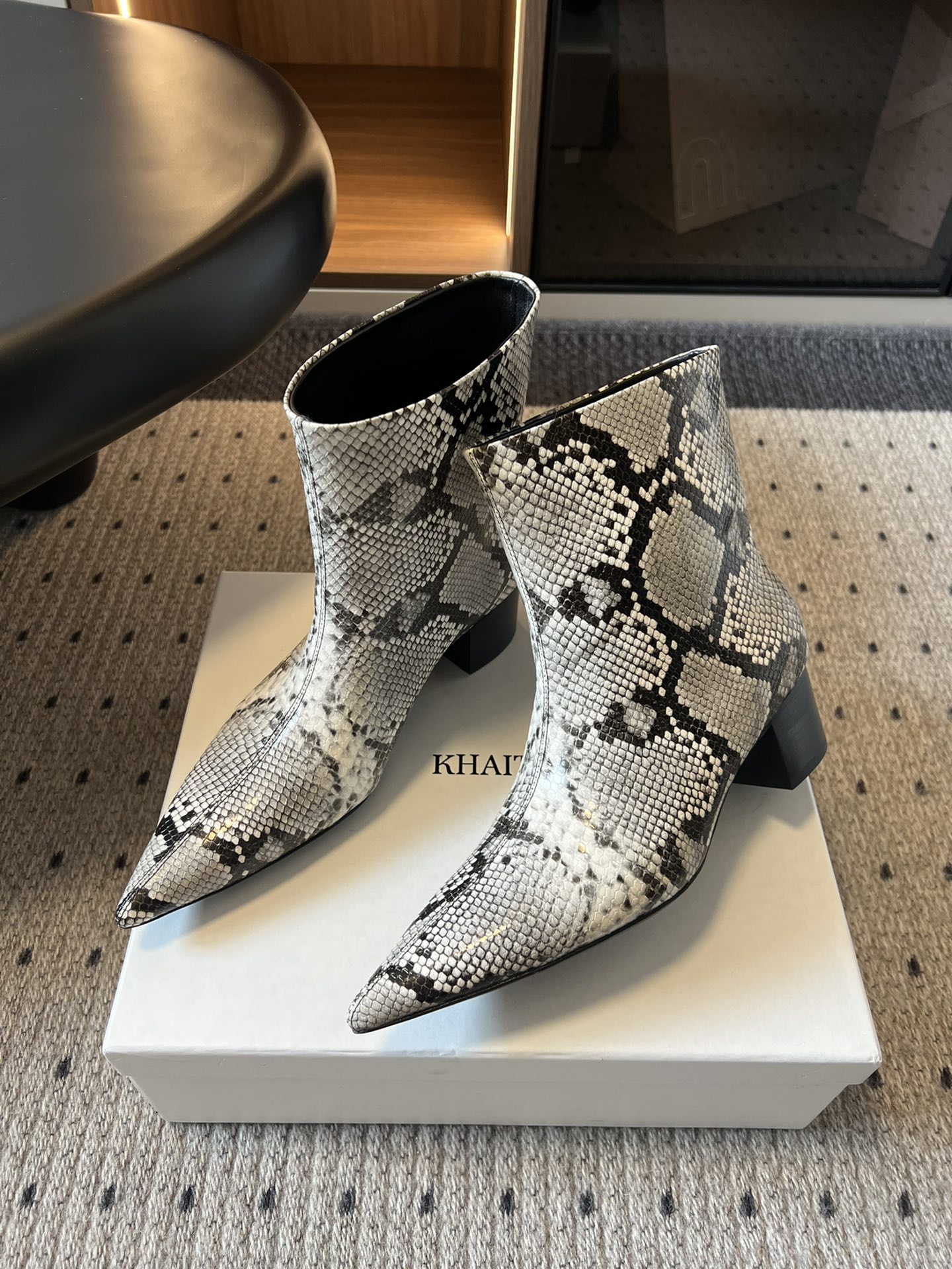 
Khaite 25ss 秋冬新款绝美神靴 

又A又飒不一定斩男，但一定斩女 鞋型纤细又时髦，微微的堆
