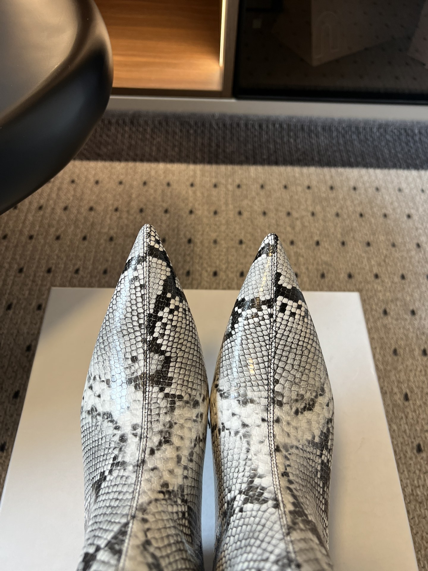
Khaite 25ss 秋冬新款绝美神靴 

又A又飒不一定斩男，但一定斩女 鞋型纤细又时髦，微微的堆