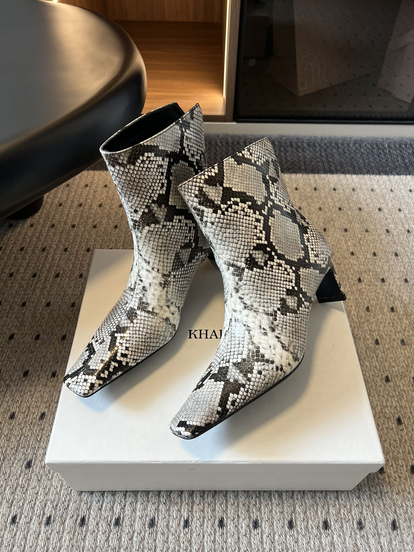 
Khaite 25ss 秋冬新款绝美神靴 

又A又飒不一定斩男，但一定斩女 鞋型纤细又时髦，微微的堆