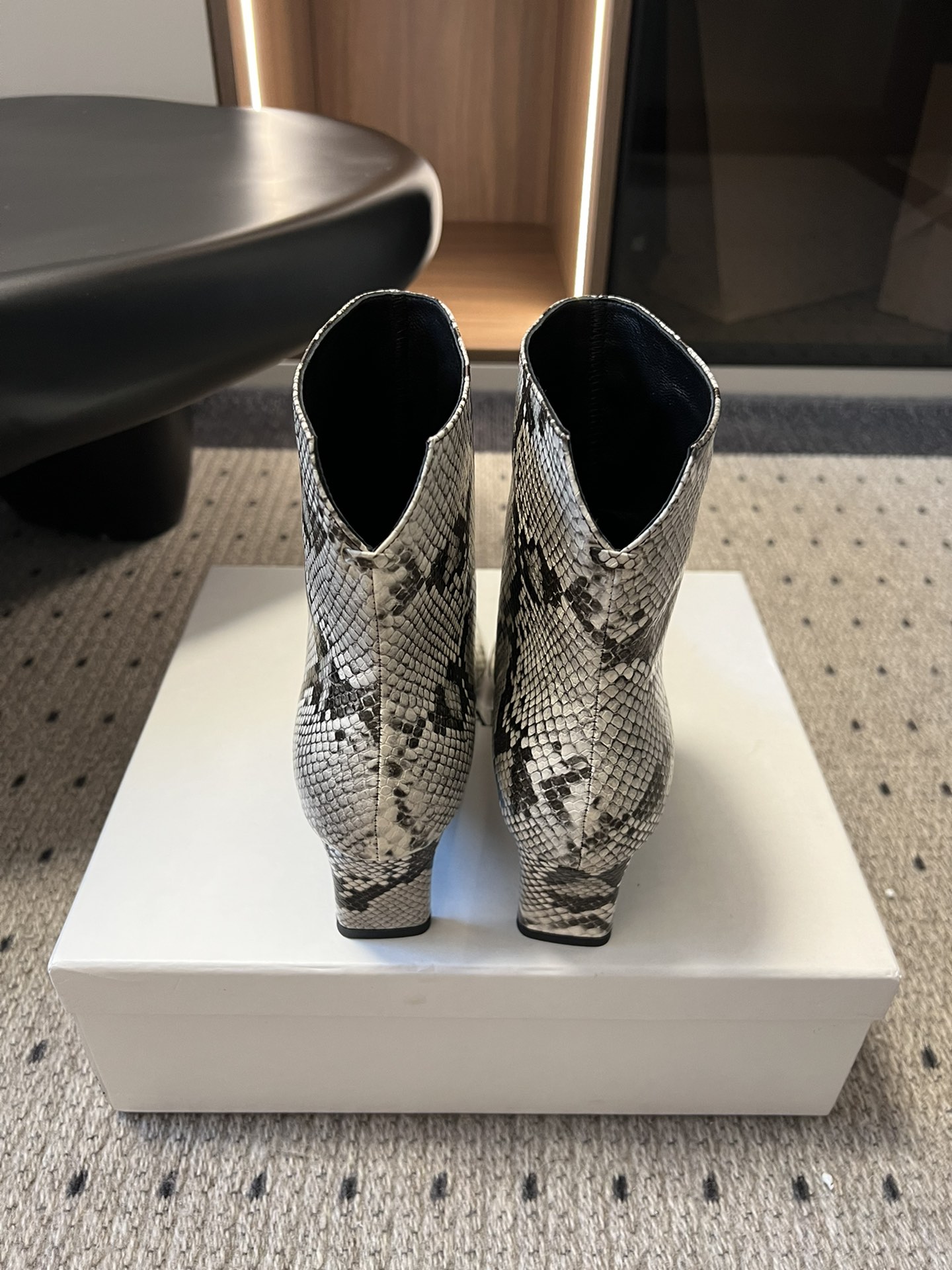 
Khaite 25ss 秋冬新款绝美神靴 

又A又飒不一定斩男，但一定斩女 鞋型纤细又时髦，微微的堆