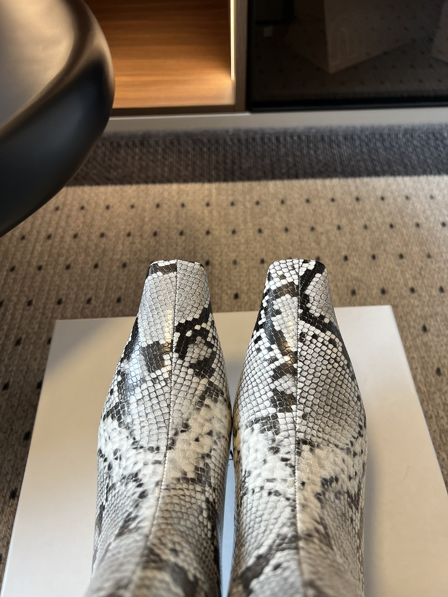 
Khaite 25ss 秋冬新款绝美神靴 

又A又飒不一定斩男，但一定斩女 鞋型纤细又时髦，微微的堆