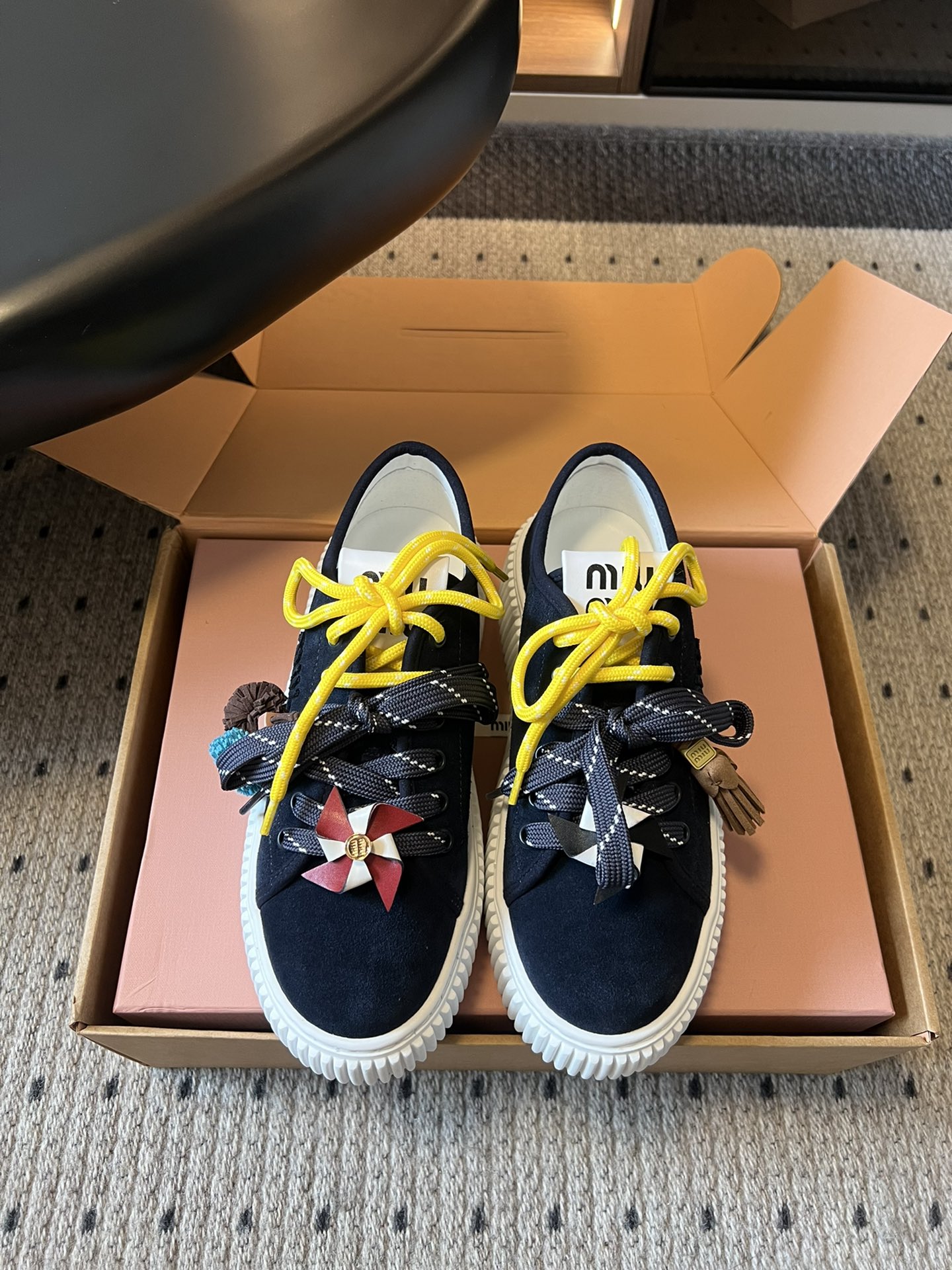 NO:478766,Miumiu 25ss new autumn and winter style. The windmill is squeaking and whispering. These thick-soled white shoes are so beautiful. The cute windmill is paired with ponytail accessories and pair of shoelaces to show different personalities. I really fell in love with it at first glance!  Wear skin inside in summer, lovely, and wear wool inside in winter, and the atmosphere is full of autumn and winter, how can you not love it!  Upper cow back velvet/coated leather inner cow leather original mold open sole Size: #35-41 (40 41 custom made without return) Single, casual shoes/sports shoes, miumiu, sneakers, cowhide19860909miumiu 缪缪25ss 秋冬新款 大风车吱呀吱哟哟地转,这双厚底小白鞋呀真好看 可爱小风车搭配小马尾配饰,还有双鞋带展现不同个性,真是一眼爱上了！夏天穿皮内里,可可爱爱,冬天穿羊毛内里,秋冬氛围感拉满,怎能不爱！ 鞋面牛反绒/牛皮 内里牛皮 大底原版开模大底 Size: #35-41（40 41定做不退换） 单里,休闲鞋/运动鞋,miumiu,sneakers,cowhide,Women's Shoes