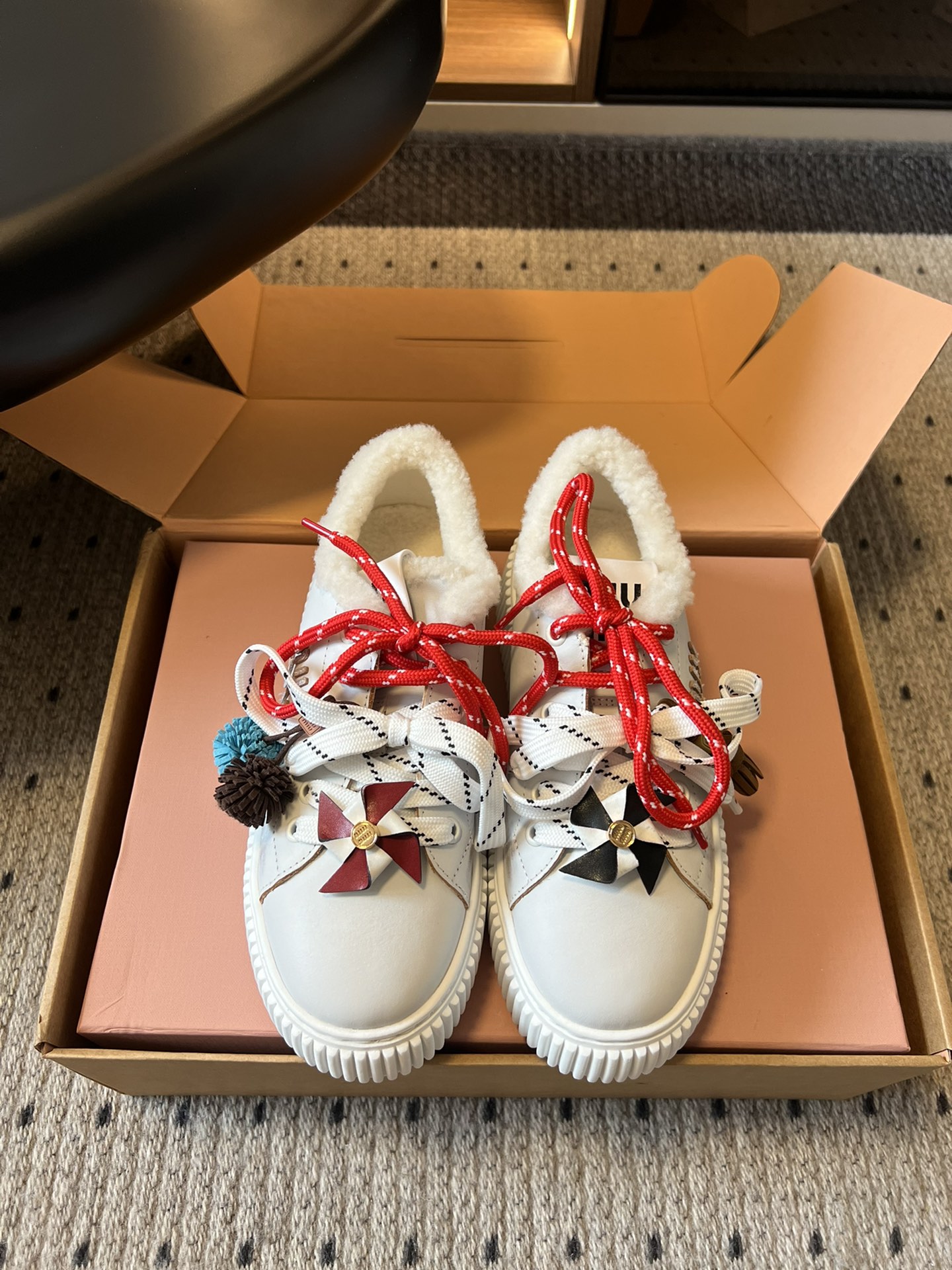 NO:478774,Miumiu 25ss new autumn and winter style. The windmill is squeaking and whispering. These thick-soled white shoes are so beautiful. The cute windmill is paired with ponytail accessories and pair of shoelaces to show different personalities. I really fell in love with it at first glance!  Wear skin inside in summer, lovely, and wear wool inside in winter, and the atmosphere is full of autumn and winter, how can you not love it!  Upper croquette/coated leather inner cowhide original molded sole Size: #35-41 (40 41 custom made without return) Maoli, casual shoes/sports shoes, miumiu, sneakers, cowhide19860909miumiu 缪缪25ss 秋冬新款 大风车吱呀吱哟哟地转,这双厚底小白鞋呀真好看 可爱小风车搭配小马尾配饰,还有双鞋带展现不同个性,真是一眼爱上了！夏天穿皮内里,可可爱爱,冬天穿羊毛内里,秋冬氛围感拉满,怎能不爱！ 鞋面牛反绒/牛皮 内里牛皮 大底原版开模大底 Size: #35-41（40 41定做不退换） 毛里,休闲鞋/运动鞋,miumiu,sneakers,cowhide,Women's Shoes