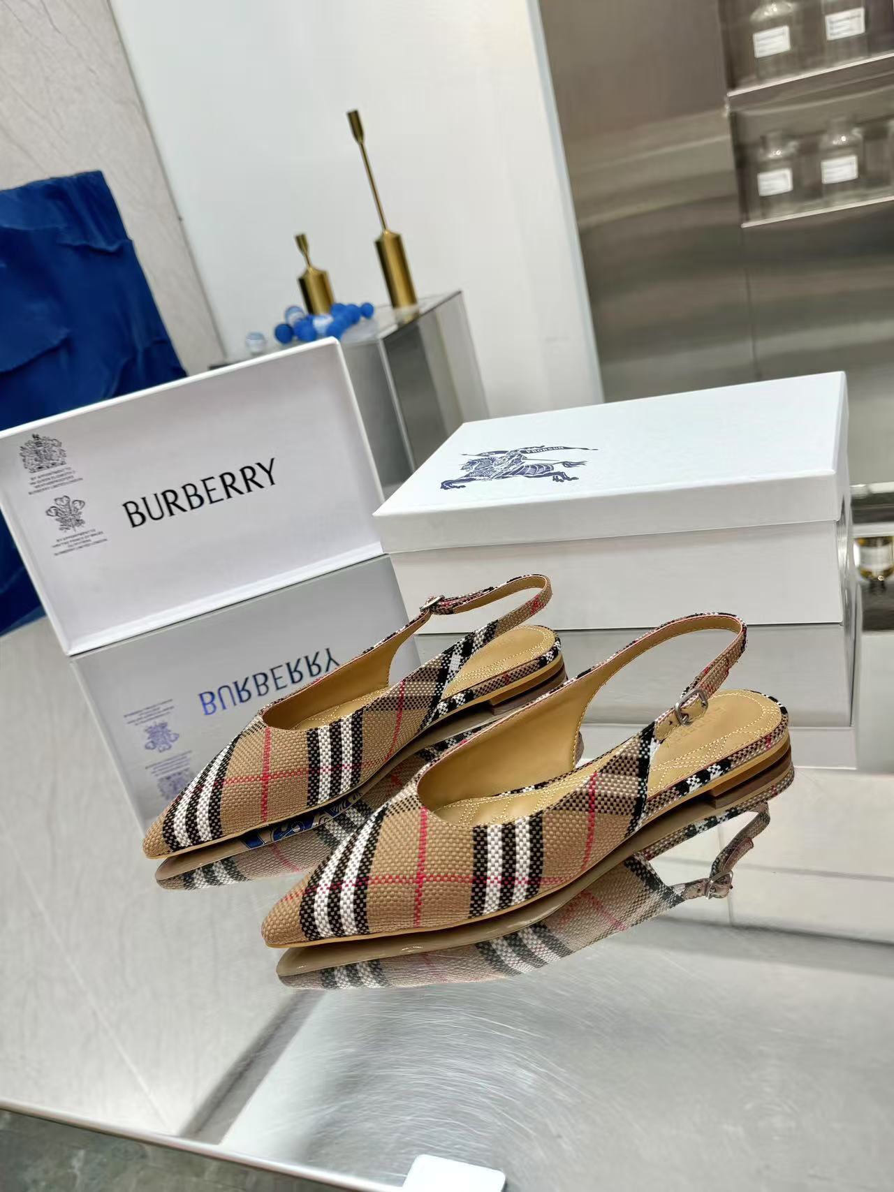 NO:469294,The new product is on the shelves, Burberry thin heels, flat-soled autumn shoes, and the counter must be consistent!  The upper uses Burberry special lattice, three-wire electric embroidery footrest, original mold button, and the extremely soft leather material perfectly matches the curve of the electric embroidered feet. Burberry uses vulcanization technology, and the new anti-slip and wear-resistant large-shape is naturally displayed. It cannot be made without the original technology. The process is super difficult, flat heel, thin heel 5.CM simulated leather outsole, size: 35~42 (35.40.41.42. No return and exchange) flat, thin heel 185, sandals, burberry, burberry, sandals, Leather soles19860909新品上架Burberry 巴宝莉细跟,平底秋鞋渠道货 硫化一脚蹬巴宝莉秋鞋必须专柜一致！鞋面采用巴宝莉特殊格子,三线电绣垫脚,原版开模扣子,极致柔软的皮革材质与电绣双足曲线完美契合.巴宝莉都是采用硫化工艺,全新防滑耐磨大底纹路自然展现,非原厂工艺技术根本做不出来,工艺超级难,平跟,细跟5.CM仿真皮大底,码数:35~42(35.40.41.42.不退换)平,细跟185,凉鞋,burberry,burberry,sandals,Leather soles,Women's Shoes