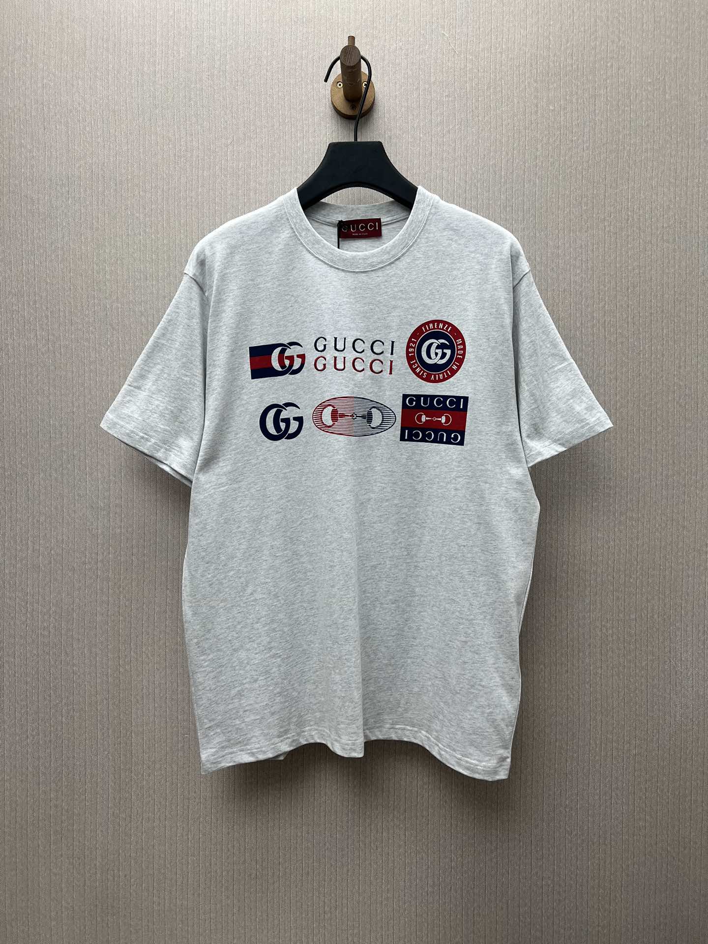 Camiseta de corte extragrande de la nueva colección 25ss de G. Confeccionada en algodón de punto gris, adornada con el …