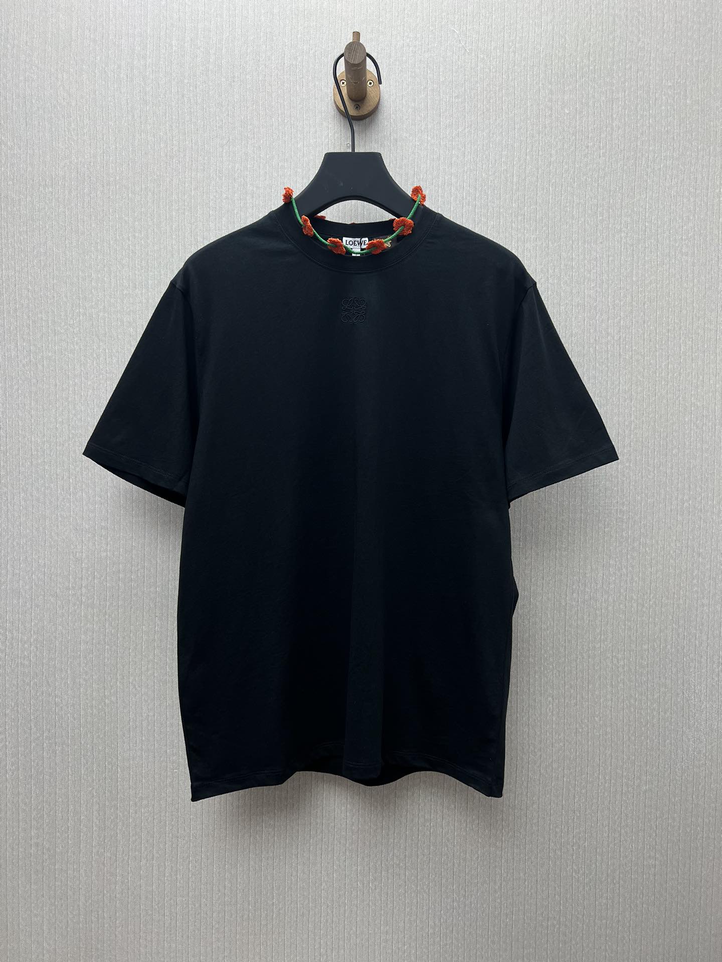 🅿️145 Loewe 25ss camiseta de algodón ligera, cuello con decoración de ganchillo floral, bordado Anagram en el frente. …