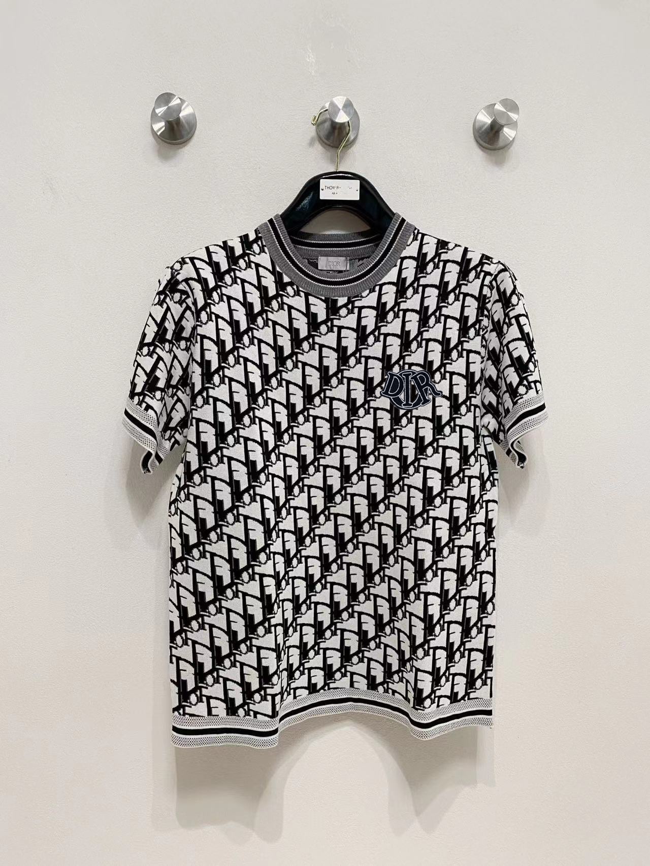 NO:496760,Dior's new autumn and winter style top round neck knitted short-sleeved T-shirt for men, the latest design elements for the brand!  Neither monotonous nor complicated, it shows taste just right!  Customized Yilite's top original exclusive fabrics!  Breathable, comfortable and breathable, the unique high-end fabric presents a simple and elegant temperament!  The matching design is extremely charming with the brand’s unique style!  Standard cut design!  Every detail is a synchronized with high-end fashion. Size: M-3XL 8585, dior, T-shirt, tees, t-shirt, alexander wang19860909迪奥 秋冬新款男士顶级圆领针织短袖T恤,品牌最新设计元素！既不单调也不复杂,恰到好处的展现品味！客供定制伊力特顶级原版专属面料！透气舒适透气根本不在话下,面料独具的高奢感呈现简约优雅气质！搭配设计极具品牌独特风格魅力！标准裁剪设计！每一处细节都是与高端时尚同步的体现.尺码:M-3XL 8585,,dior,T-shirt,tees，t-shirt,alexander wang,Men's clothing