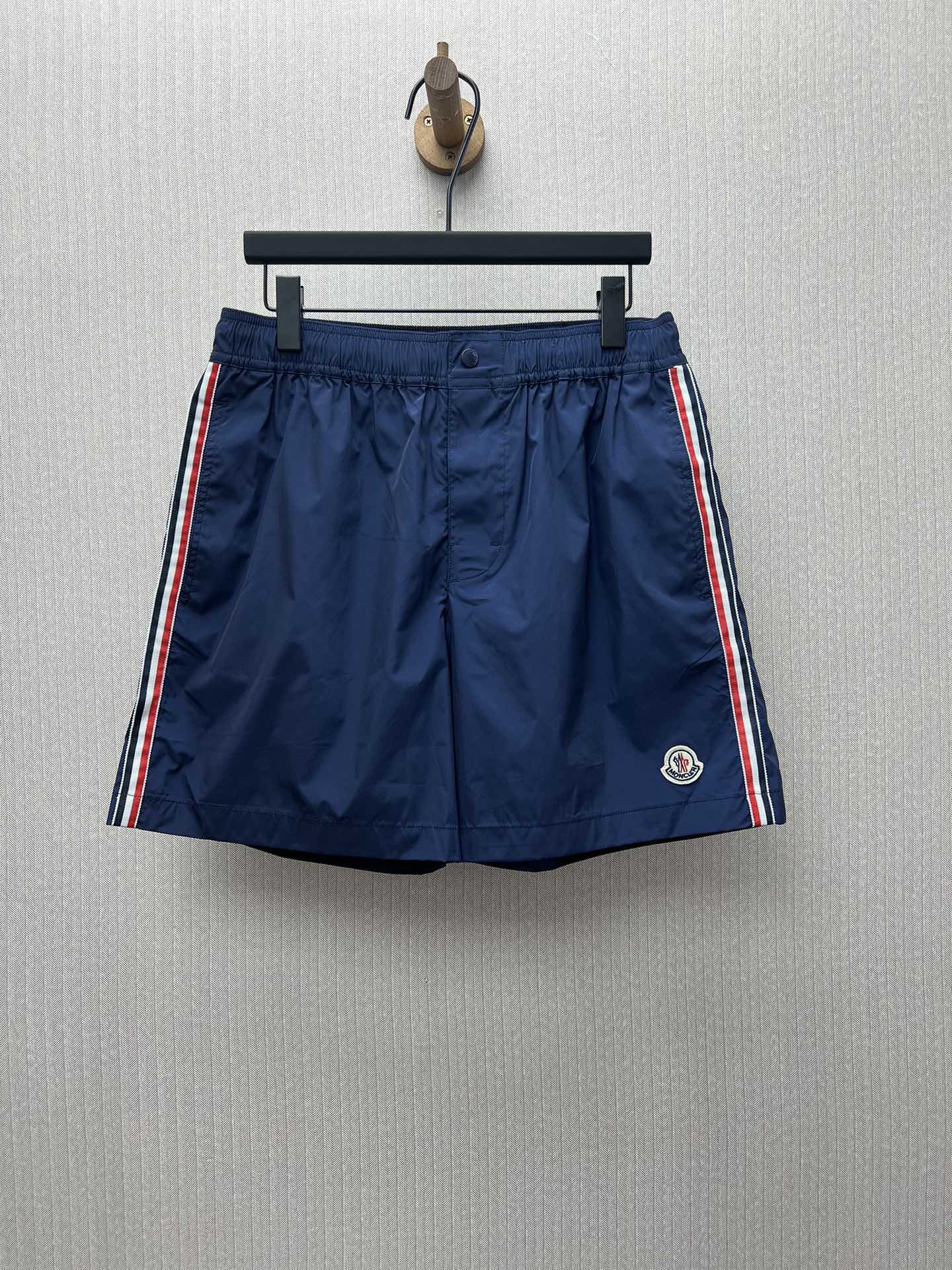 Moncler 25ss nuevos pantalones cortos de baño con diseño de insignia elástica a rayas para hombre, azul. Tallas: S.M.L.…