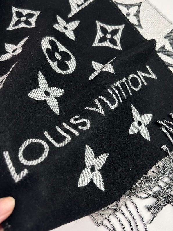 特批：160💰
𝑳𝑽 简单字母组合 
2022专柜新款 羊毛
Simply L家围巾将全幅经典 Monogram 图案瞩目放大，阐述设计传承的同时点亮日常着装焦点，搭配纤长流苏，成就围巾和 Logomania 围巾之外的闲适之选。35＊170Cm，100％羊毛