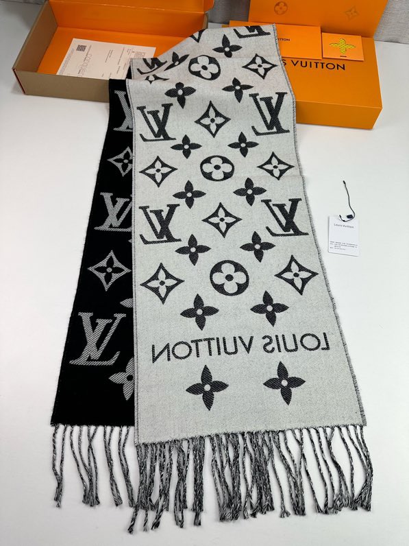 特批：160💰
𝑳𝑽 简单字母组合 
2022专柜新款 羊毛
Simply L家围巾将全幅经典 Monogram 图案瞩目放大，阐述设计传承的同时点亮日常着装焦点，搭配纤长流苏，成就围巾和 Logomania 围巾之外的闲适之选。35＊170Cm，100％羊毛