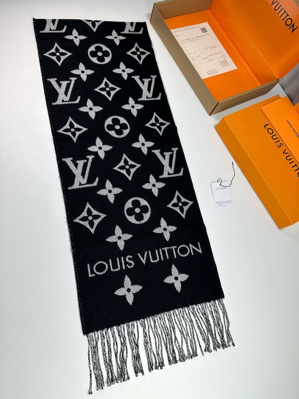 特批：160💰
𝑳𝑽 简单字母组合 
2022专柜新款 羊毛
Simply L家围巾将全幅经典 Monogram 图案瞩目放大，阐述设计传承的同时点亮日常着装焦点，搭配纤长流苏，成就围巾和 Logomania 围巾之外的闲适之选。35＊170Cm，100％羊毛
