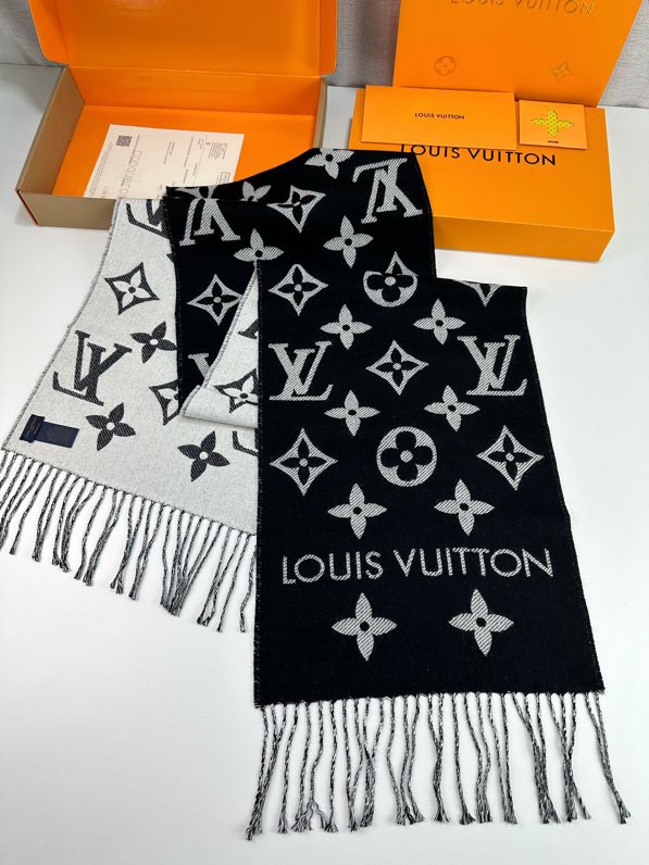 特批：160💰
𝑳𝑽 简单字母组合 
2022专柜新款 羊毛
Simply L家围巾将全幅经典 Monogram 图案瞩目放大，阐述设计传承的同时点亮日常着装焦点，搭配纤长流苏，成就围巾和 Logomania 围巾之外的闲适之选。35＊170Cm，100％羊毛