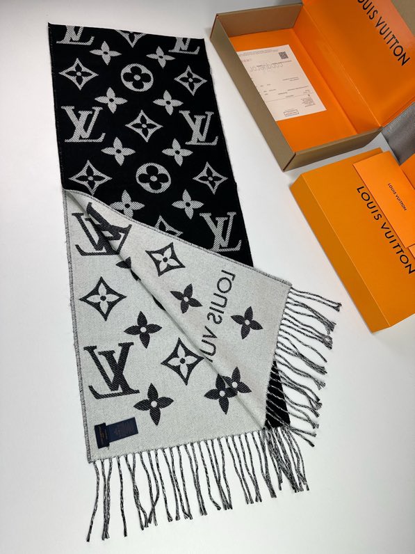 特批：160💰
𝑳𝑽 简单字母组合 
2022专柜新款 羊毛
Simply L家围巾将全幅经典 Monogram 图案瞩目放大，阐述设计传承的同时点亮日常着装焦点，搭配纤长流苏，成就围巾和 Logomania 围巾之外的闲适之选。35＊170Cm，100％羊毛