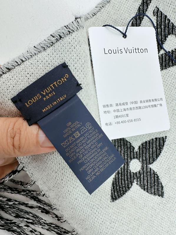 特批：160💰
𝑳𝑽 简单字母组合 
2022专柜新款 羊毛
Simply L家围巾将全幅经典 Monogram 图案瞩目放大，阐述设计传承的同时点亮日常着装焦点，搭配纤长流苏，成就围巾和 Logomania 围巾之外的闲适之选。35＊170Cm，100％羊毛
