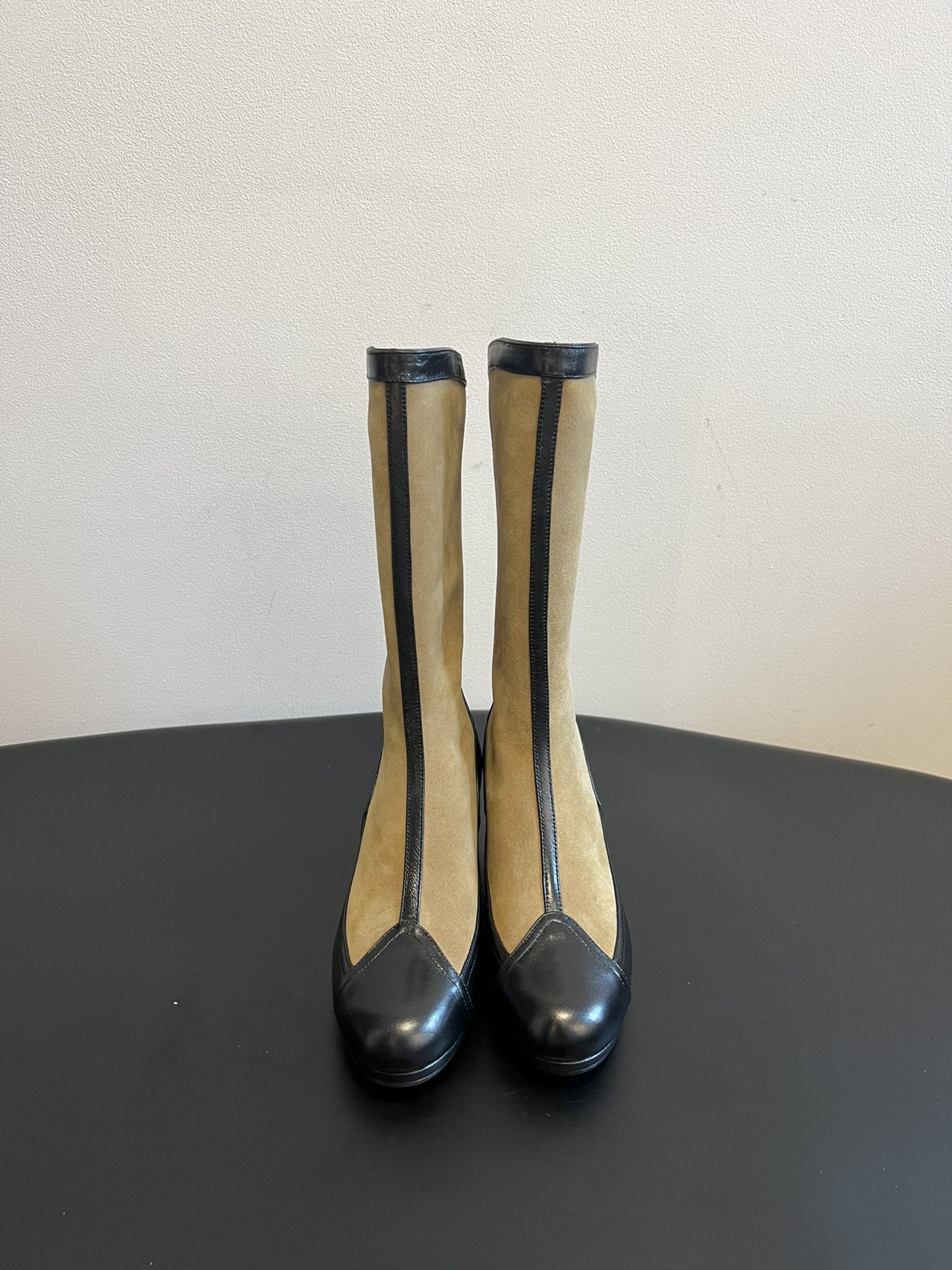 NO:460201,Top quality CHANE* Xiaoxiang 25ss New popular round head with root Martin boots, super easy to wear and versatile style, the highest version of the market, simple style, more thoughts will be spent on fabrics and shoe shapes, to be delicate and lined, and to have the strength of the leg-packed effect!  It's really hard to take a long time to make custom leather texture. It's too high-end and has a certain toughness. Every time I take a close photo, I'll be immersed in the leather material and can't help myself. Upper mercerized beef velvet/lamb oil sheepskin. Inside matte sheepskin. Outsole Italian leather soles. Size35-40 (40 custom made without return). Boots, chanel, boots, sheepskin, Leather soles.19860909顶级品质 CHANE* 小香25ss 新品爆款圆头带根马丁靴 超级好穿又百搭的款式市面最高版 简约款更多的心思会花在面料和鞋型上要做到秀气有线条感同时又兼具包腿效果走实力推荐！ 真的非常难费了好些时间才做定制皮质感实在太高级了有一定的韧性每次拍近图都会沉醉在皮料上无法自拔呀 鞋面丝光牛反绒/羊油羊皮 内里哑光羊皮 大底意大利真皮大底 Size35-40（40 订做不退换）,靴子,chanel,boots,sheepskin,Leather soles,Women's Shoes