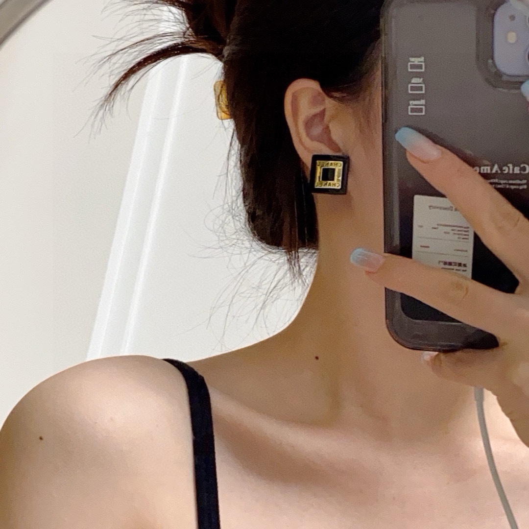 NO:381890,Chanel CHANEL double C black square earrings are super exquisite, moderate in size, very daily and versatile. Fall in love with you at first sight, keep yourself, beautiful, exquisite accessories, chanel, chanel19860909香奈儿CHANEL双C黑色正方形耳钉超级精致 大小适中 非常日常百搭的一款 一眼爱上 自留自留 美美哒,饰品精品,chanel,chanel,Jewelry