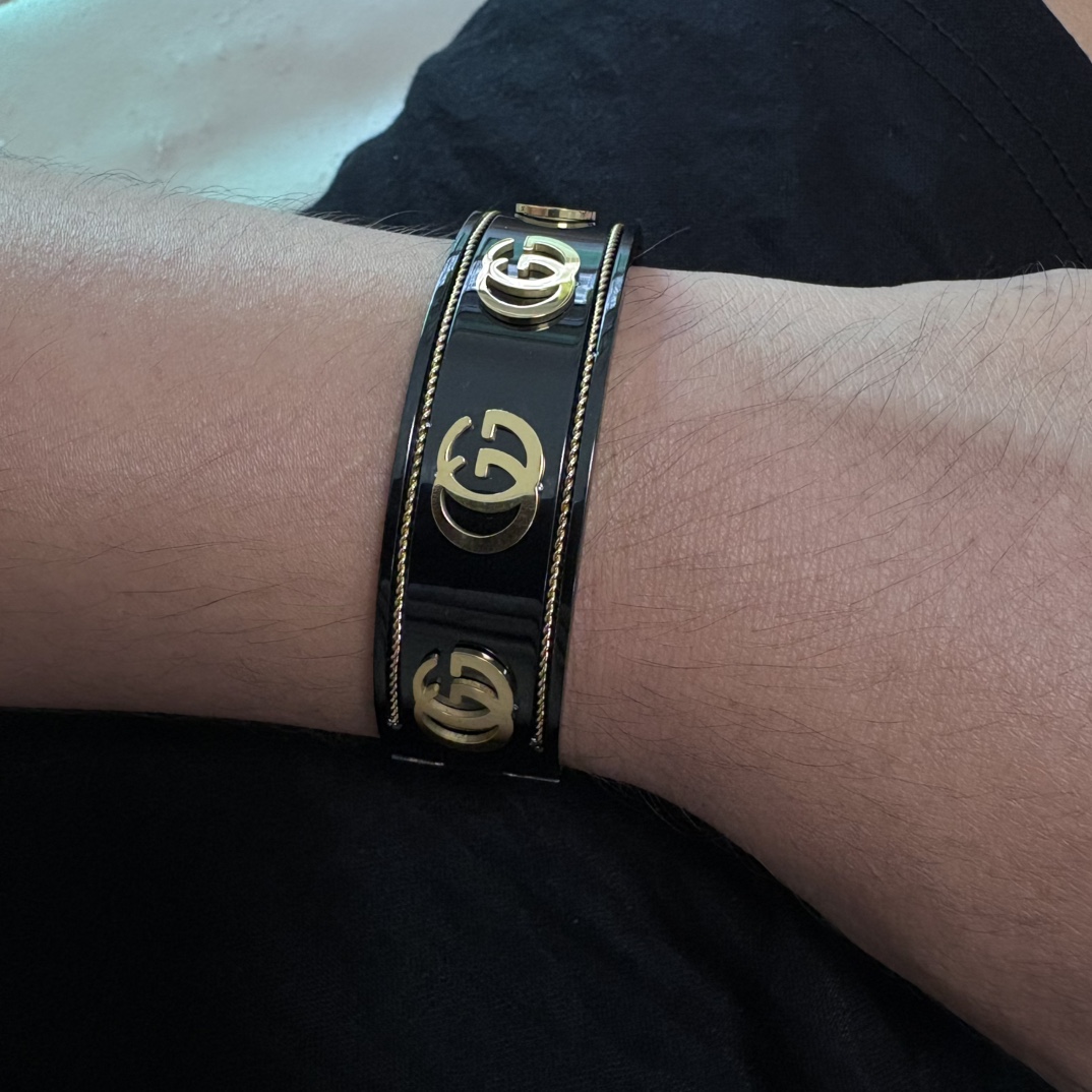 NO:381857,The new Gucci double G carbon black wide version couple neutral bracelet super heavy industry bling bling bling, the color matching is very good and high-end, the goddess temperament is high-end, the stainless steel material is not allergic and does not fade. One to one exquisite craftsmanship, the classic charm, the cost-effectiveness is a must-have choice, the jewelry quality, gucci, gucci, bracelet19860909新款古驰Gucci双G炭黑宽版情侣中性款手镯超重工bling bling,颜色搭配得非常好高级感 女神气质高端 精钢材质不过敏不褪色.一比一精美工艺,经典至极的魅物,性价比高 必备必入之选,饰品精品,gucci,gucci,bracelet,Jewelry