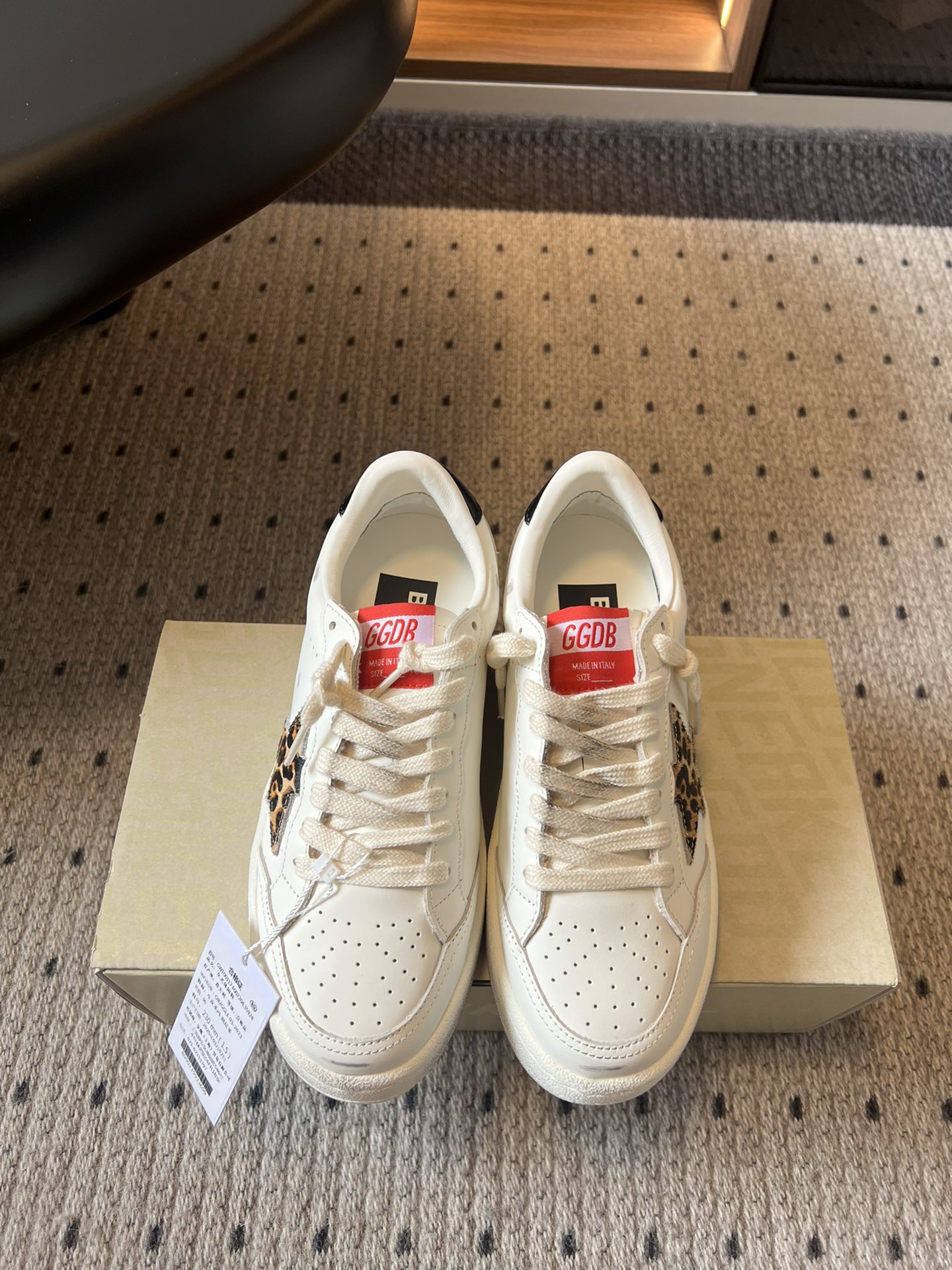 NO:466631,Purchase level GGDB Golden Goos* 25ss German training shoes ggdb classic couples small dirty shoes. To the point of being popular, white shoes, and various small dirty shoes are worn!  Celebrity private server demonstration × It’s so versatile!  No need to worry about washing shoes anymore!  Original custom cowhide (the essence of old making) inner towel + cowhide foot pad, original mold opening 3.5cm high-rise latex insole irregularly hand-polished torn upper, even the sole is polished and worn. Upper cowhide inner cowhide, TPU sole Size# women's 35-40 (40 custom made no return or exchange), casual shoes/sports shoes, sneakers, cowhide19860909代购级 GGDB Golden Goos* 25ss 德训鞋 ggdb经典情侣款小脏鞋 火红程度上怼小白鞋,下踩各类小脏鞋！ 明星私服上脚示范 ×就是这么百搭 ！再也不用担心洗鞋的问题啦！ 鞋面原版定制牛皮（做旧精髓所在）内里毛巾+牛皮垫脚,原版开模3.5cm内增高乳胶鞋垫 不规则手工打磨做破鞋面,就连鞋底也是打磨做旧的 鞋面牛皮面 内里牛里 大底TPU大底 Size#女35-40（40订做不退换）,休闲鞋/运动鞋,sneakers,cowhide,Women's Shoes