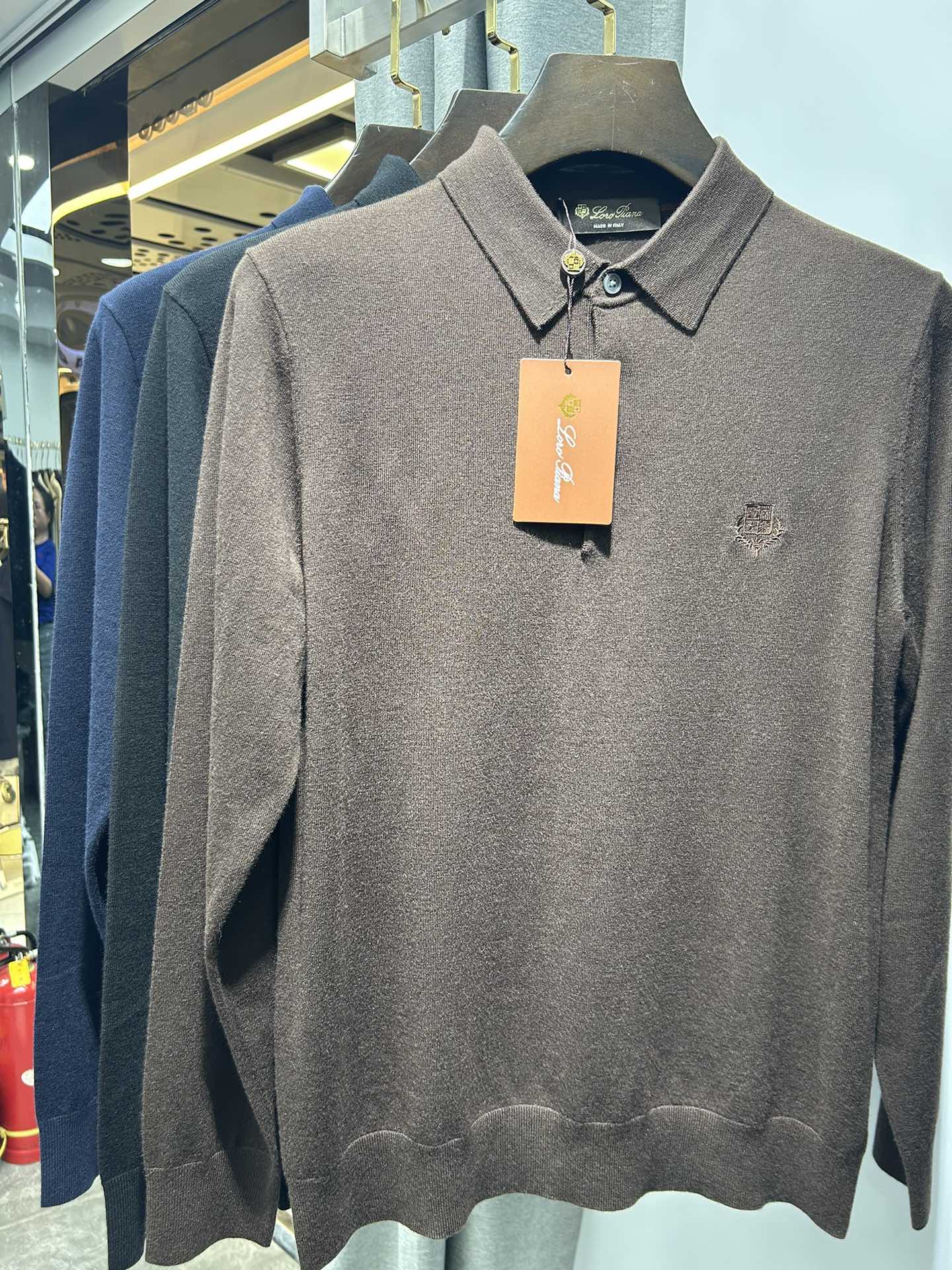 NO:509306,Loro Piana new men's knitted new wool knitted lapel series Fabric composition: wool cotton nylon Super simple and elegant style design, classic chest embroidery pattern, each color is super versatile Color coffee, navy blue, black Number of code M-3 xL Model 992015, loro pigana, alexander wang19860909Loro Piana 新款男士针织 秋冬新品羊毛针织翻领系列 面料成分:绵羊毛棉锦纶 超级简约大方的版型设计,胸口刺绣经典图案,每个颜色都超百搭 颜色咖,藏青,黑 码数M-3 xL 型号992015,,loro piana,alexander wang,Men's clothing