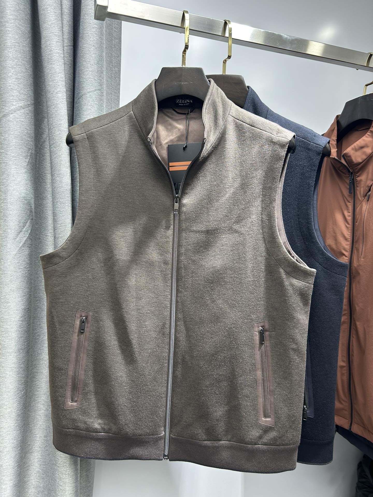 NO:509304,Jenia's new wool jacket vest The new product on the show is perfect in appearance and a very outstanding design, which easily advances the sense of fashion, with extremely exquisite workmanship and neat and meticulous wiring!  A masterpiece of a big-name designer!  The upper body doesn't look bloated and super handsome!  Model number 33751025 Color black and blue Number of code M-3 xl(48-56) Number of code M-3XL(48-56), zegna, jackets & coats, alexander wang19860909杰尼亚 新款绵羊毛夹克马甲 秀场新品品相非常完美,非常出彩的设计,轻松将时髦感进阶,做工极为考究严谨,走线工整细致！大牌设计师巨作！上身不显臃肿、超级帅气！ 款号33751025 颜色黑色、蓝色 码数M-3 xl(48-56） 码数M-3XL(48-56),,zegna,jackets & coats,alexander wang,Men's clothing