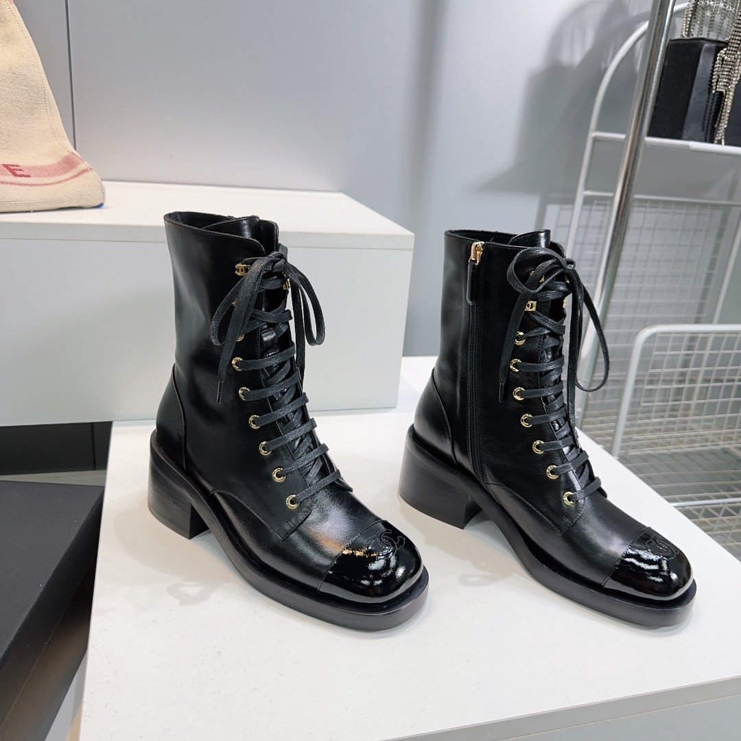 🔥CHANEL Chanel 2025ss otoño e invierno nuevo estilo Xiaoxiang doble C botas cortas de tacón grueso con cordones simple…