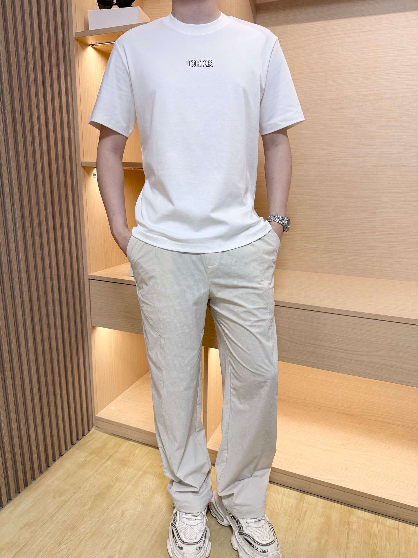 NO:496617,Dior-2025 new round neck base with T-shirt, three-dimensional half-sleeved liquid ammonia cotton base, original Pima liquid ammonia cotton pure cotton fabric, soft and tough. Process processing, toughness and wrinkle resistance have been greatly improved. The tailoring is very good and the recognition is very high. A must-have item for single-wearing base. Code number M-3XL (model 180/140 wear L, with Hong Kong Lane Crawford gift box packaging), dior,tees, t-shirt, alexander wang19860909迪奥-2025新品圆领打底外穿T恤,立体感半袖液氨棉打底,原版匹马液氨棉纯棉面料,柔而有韧性.工艺处理,韧性和抗皱性能得到大幅度提高.剪裁很到位,辨识度极高.单穿打底必备单品.码数M-3XL(模特180/140穿L,配香港连卡佛礼盒包装),,dior,tees，t-shirt,alexander wang,Men's clothing