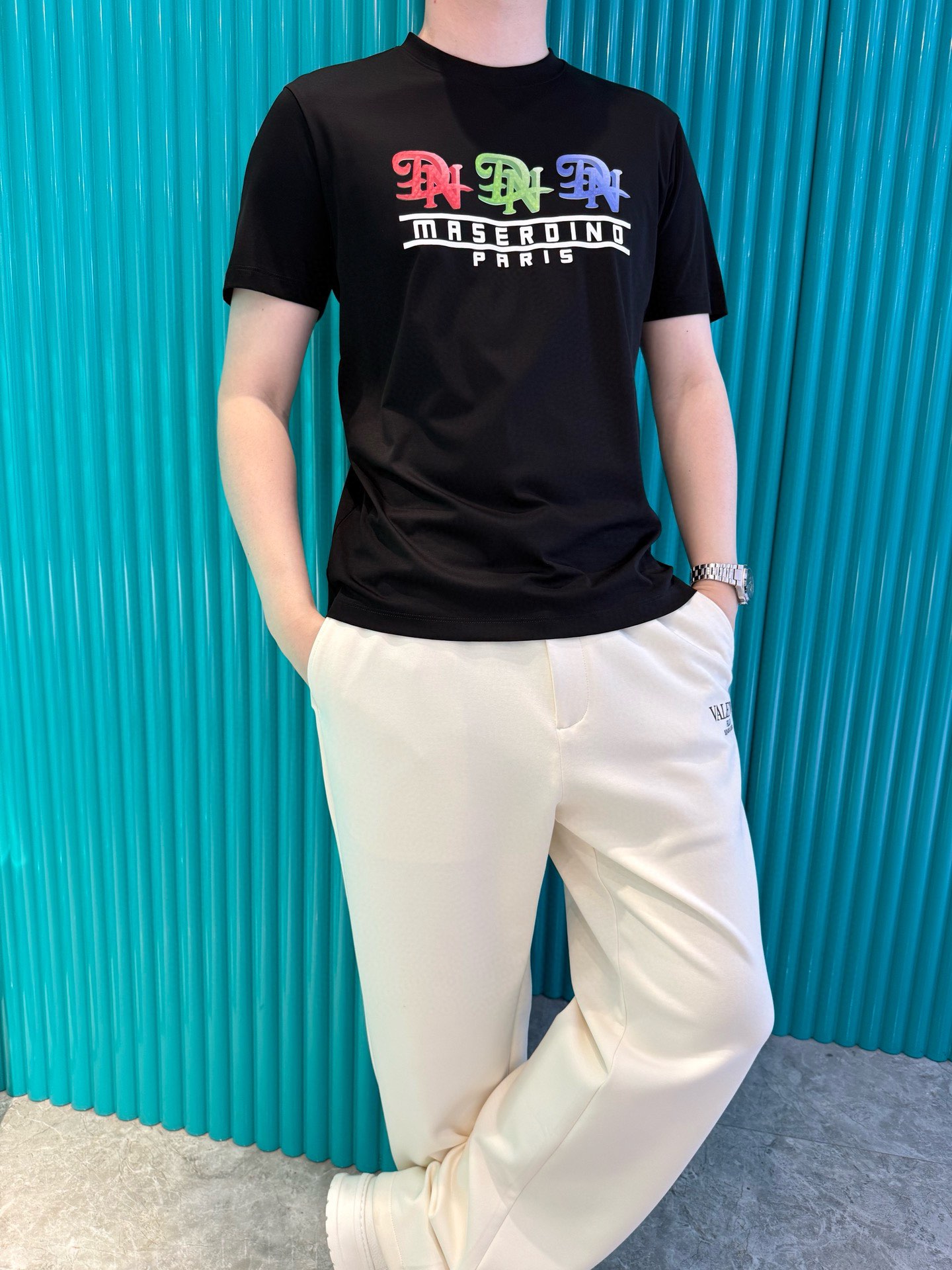 NO:496627,Dino Luxury Products - Brand's latest round neck T-shirt shipment in 2025, hot-selling items in Europe and the United States!  Select Italian imported brands to customize European cotton!  The brand logo on the chest is matched with the latest design to highlight fashion!  Number of codes 48-56 (model 180/140 wears 50, with Hong Kong Lane Crawford gift box packaging), tees, t-shirt, alexander wang19860909Dino奢品-品牌2025最新圆领T恤出货 欧美热销单品！精选意大利进口品牌定制欧货棉！胸口的品牌标志搭配最新的设计,彰显时尚 ！码数48-56（模特180/140穿50,配香港连卡佛礼盒包装）,,tees，t-shirt,alexander wang,Men's clothing