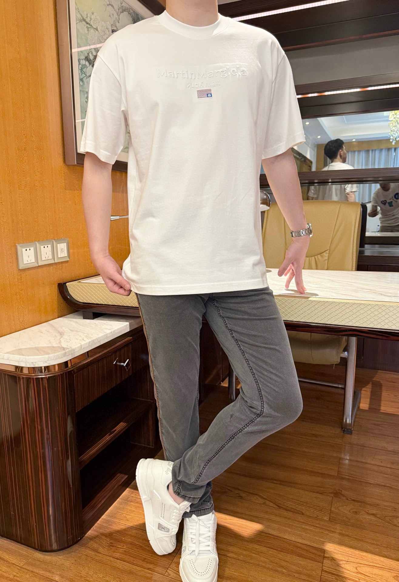 NO:496624,Majila-2025 counter latest hot T-shirt shipment, hot-selling items in European and American counters!  Selected Italian imported fine cotton fabrics with the latest design, the unique brand logo on the chest highlights fashion, and the upper body effect can be seen. Number of codes 48-56 (model 180/140 wears 48, with Hong Kong Lane Crawford gift box packaging),,masion margiela,tees,t-shirt,alexander wang19860909马吉拉-2025专柜最新爆款T恤出货 欧美专柜热销单品！精选意大利进口精棉面料搭配最新的设计,胸前的独特品牌标志彰显时尚 上身效果看得见.码数48-56（模特180/140穿48,配香港连卡佛礼盒包装）,,masion margiela,tees，t-shirt,alexander wang,Men's clothing