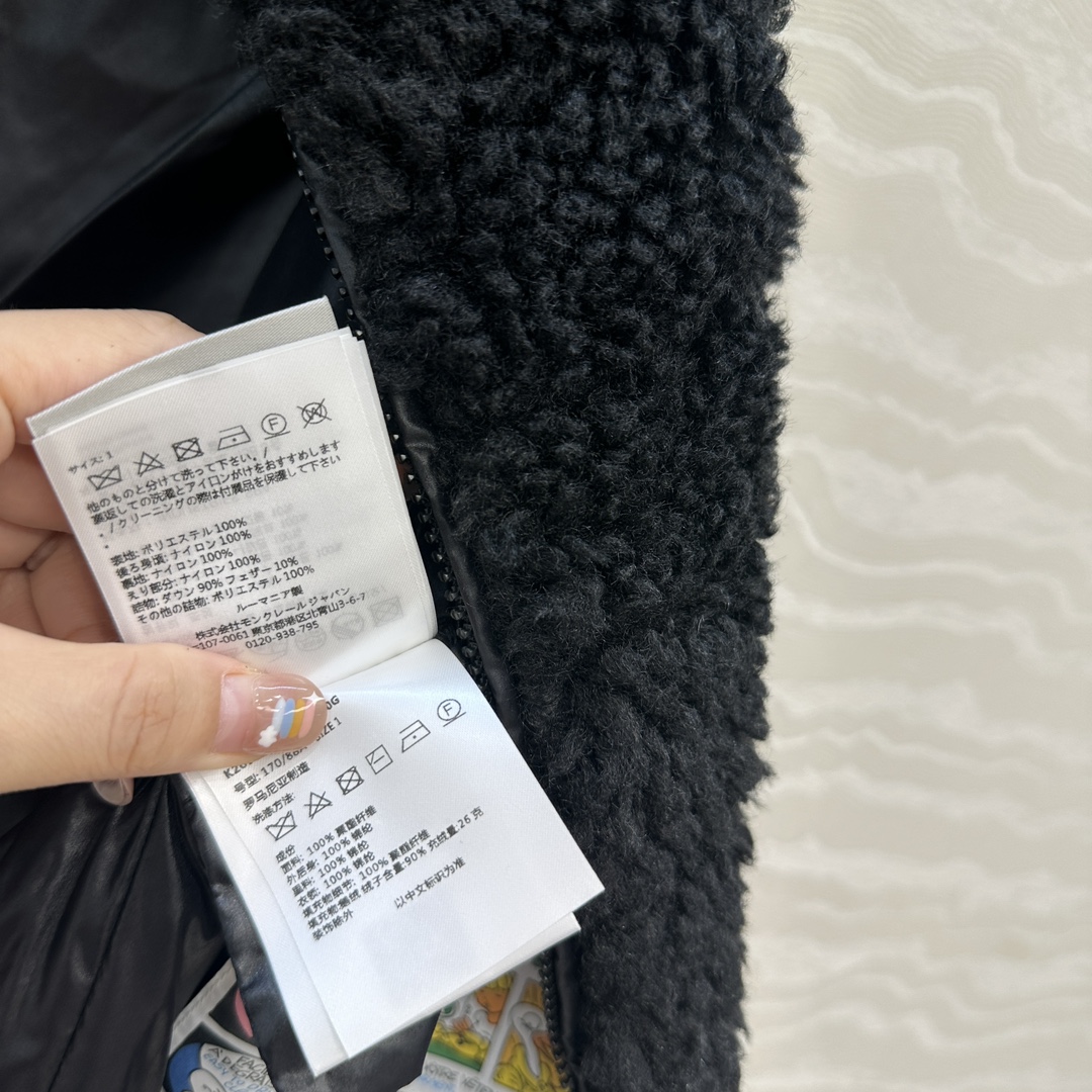 独家首发❤️原单品质Mo毛款羽绒马甲外套。定制环保泰迪绒毛毛面料软糯细腻，气质双拉链抽绳下摆设计！减龄少