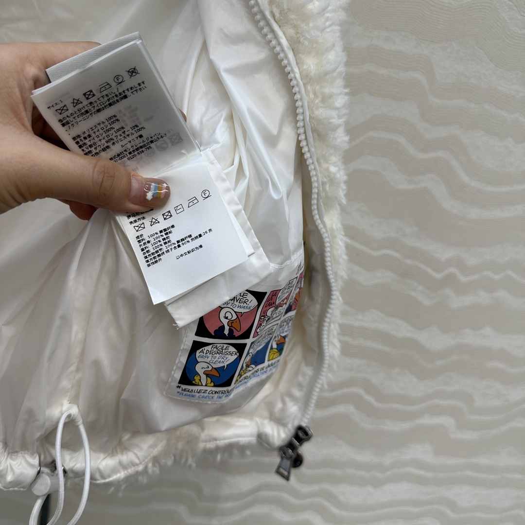 独家首发❤️原单品质Mo毛款羽绒马甲外套。定制环保泰迪绒毛毛面料软糯细腻，气质双拉链抽绳下摆设计！减龄少