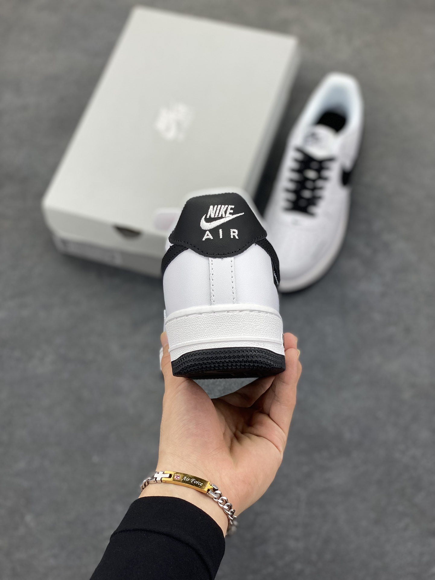 图片[4]-Nike Air Force 1 Low 空军一号低帮百搭休闲运动板鞋。柔软、弹性十足的缓震性能和出色的中底设计，横跨复古与现代的外型结合，造就出风靡全球三十多年的Force 1，直到今天还深受青睐。 货号：FQ4296-101 尺码：36 36.5 37.5 38 38.5 39 40 40.5 41 42 42.5 43 44 44.5 45-选品中心