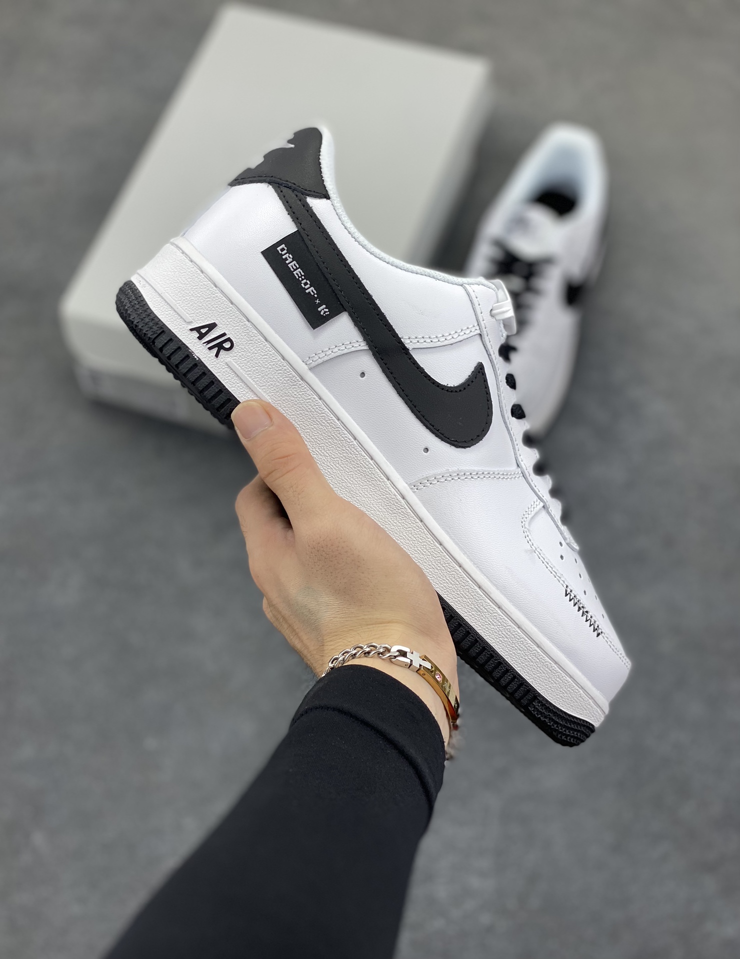 Nike Air Force 1 Low 空军一号低帮百搭休闲运动板鞋。柔软、弹性十足的缓震性能和出色的中底设计，横跨复古与现代的外型结合，造就出风靡全球三十多年的Force 1，直到今天还深受青睐。 货号：FQ4296-101 尺码：36 36.5 37.5 38 38.5 39 40 40.5 41 42 42.5 43 44 44.5 45-选品中心