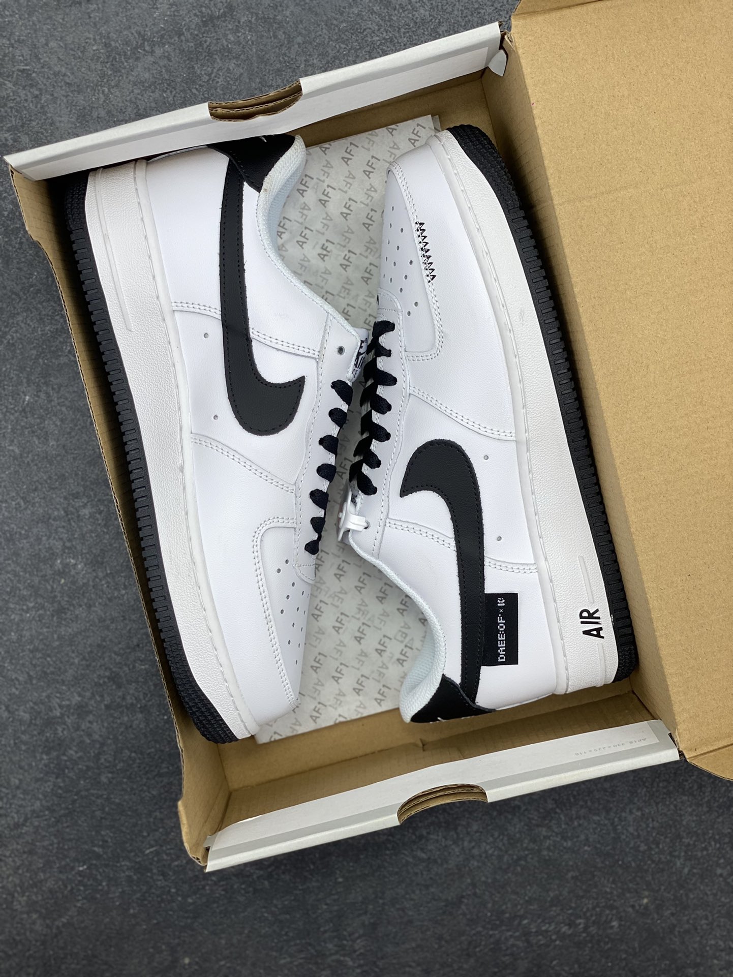 图片[9]-Nike Air Force 1 Low 空军一号低帮百搭休闲运动板鞋。柔软、弹性十足的缓震性能和出色的中底设计，横跨复古与现代的外型结合，造就出风靡全球三十多年的Force 1，直到今天还深受青睐。 货号：FQ4296-101 尺码：36 36.5 37.5 38 38.5 39 40 40.5 41 42 42.5 43 44 44.5 45-选品中心