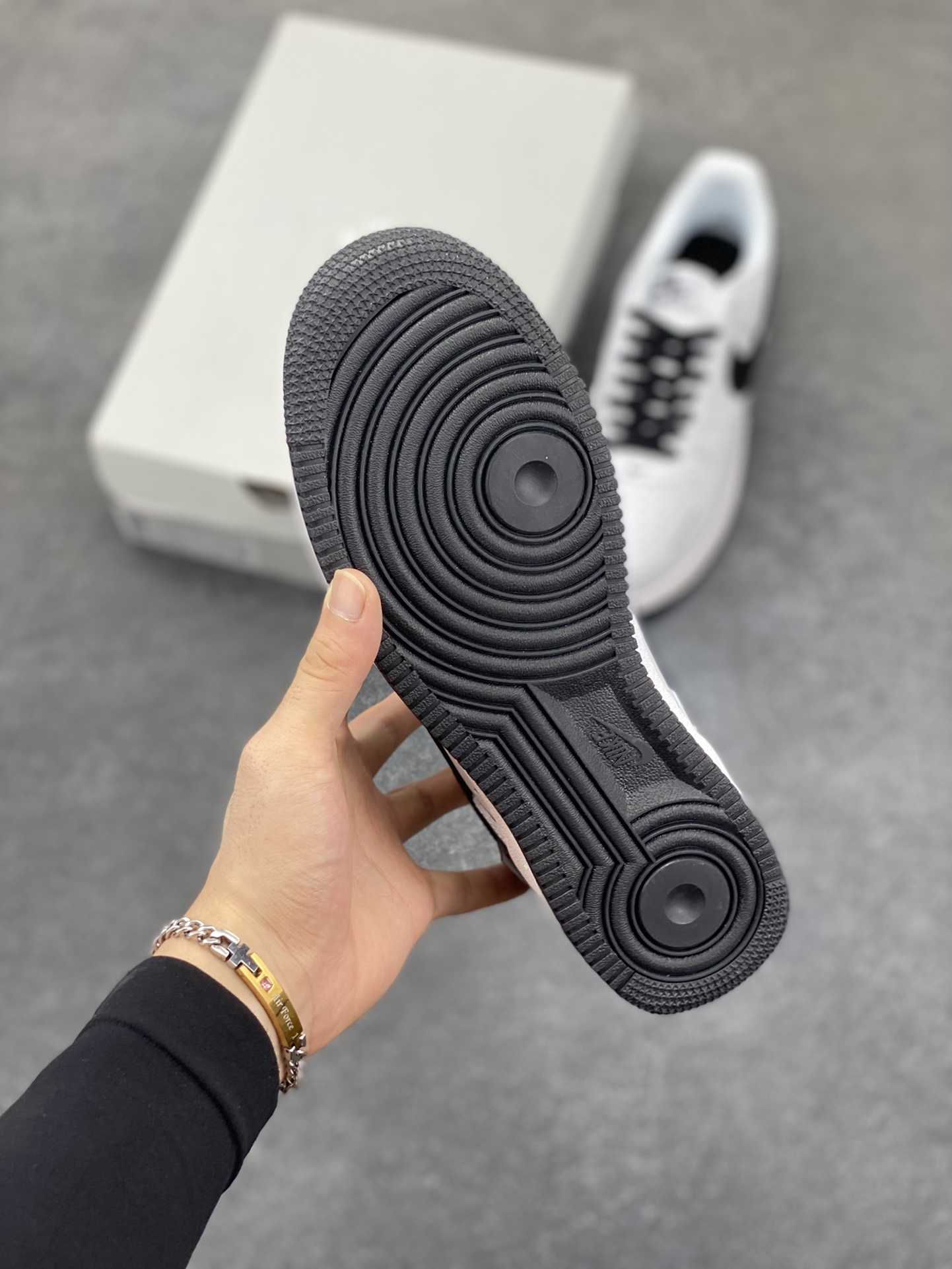 图片[5]-Nike Air Force 1 Low 空军一号低帮百搭休闲运动板鞋。柔软、弹性十足的缓震性能和出色的中底设计，横跨复古与现代的外型结合，造就出风靡全球三十多年的Force 1，直到今天还深受青睐。 货号：FQ4296-101 尺码：36 36.5 37.5 38 38.5 39 40 40.5 41 42 42.5 43 44 44.5 45-选品中心