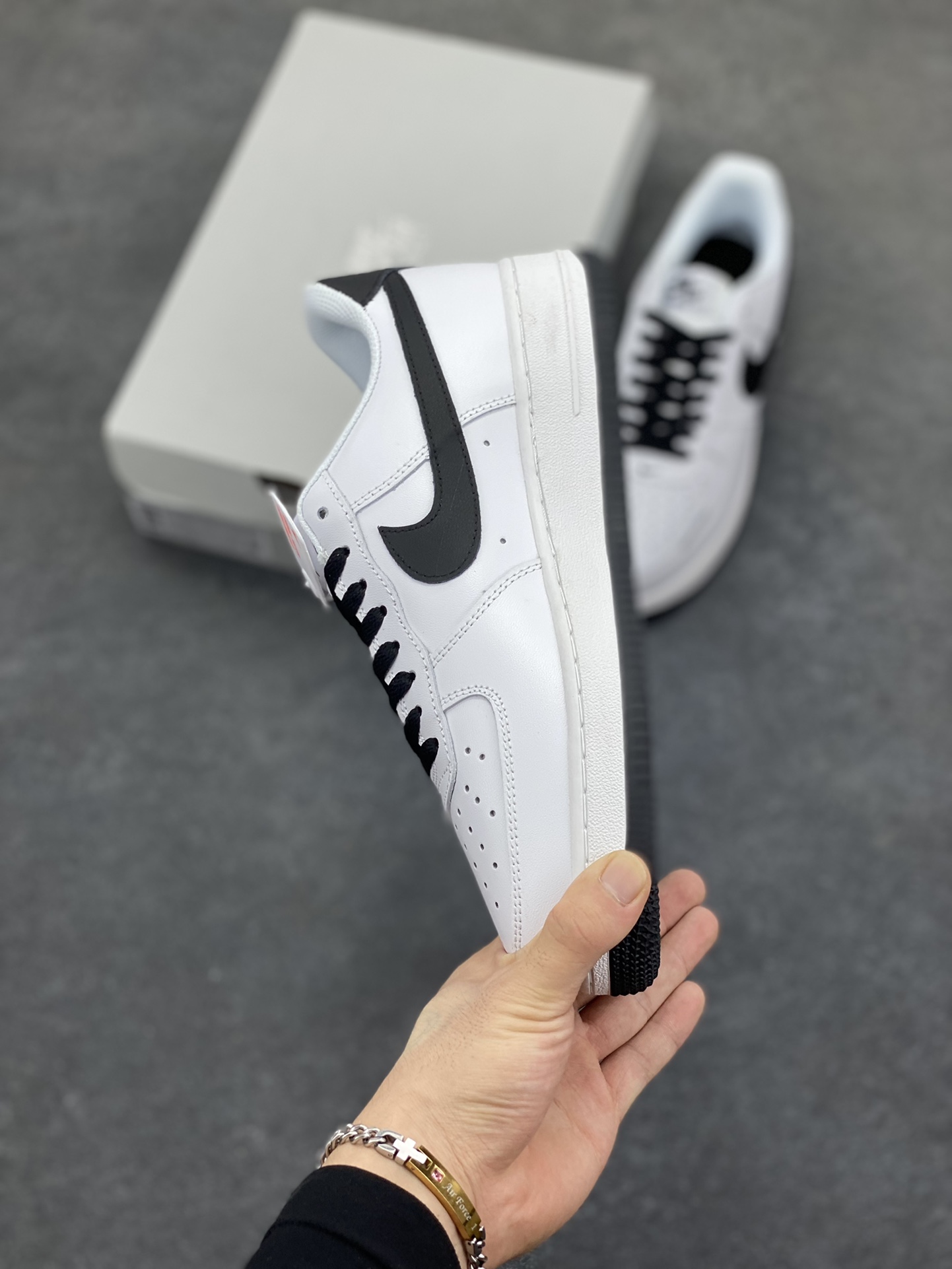 图片[3]-Nike Air Force 1 Low 空军一号低帮百搭休闲运动板鞋。柔软、弹性十足的缓震性能和出色的中底设计，横跨复古与现代的外型结合，造就出风靡全球三十多年的Force 1，直到今天还深受青睐。 货号：FQ4296-101 尺码：36 36.5 37.5 38 38.5 39 40 40.5 41 42 42.5 43 44 44.5 45-选品中心
