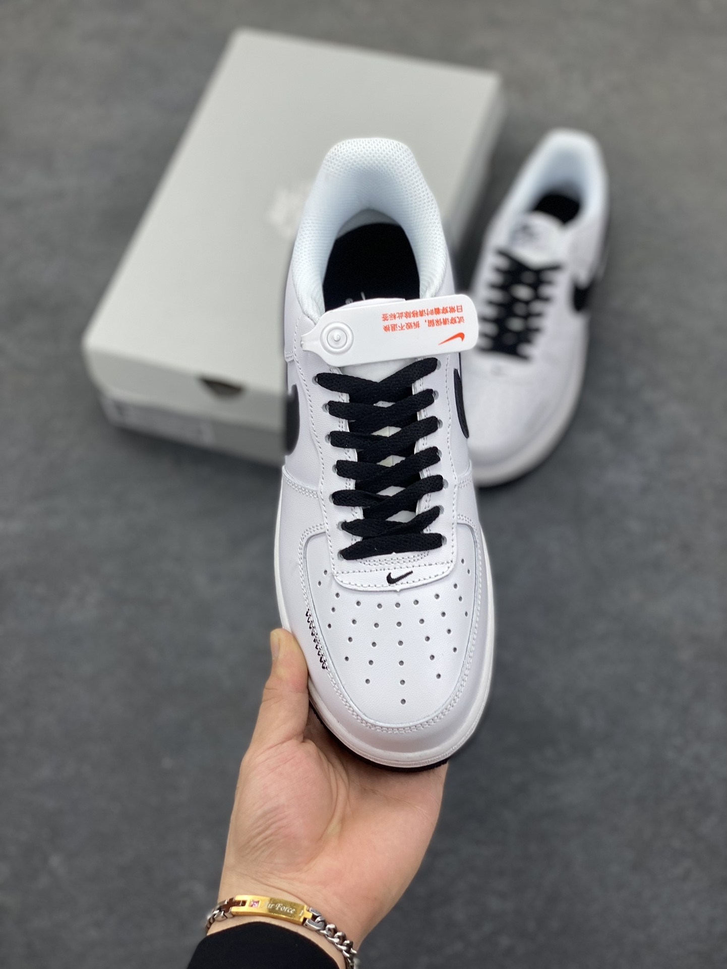 图片[2]-Nike Air Force 1 Low 空军一号低帮百搭休闲运动板鞋。柔软、弹性十足的缓震性能和出色的中底设计，横跨复古与现代的外型结合，造就出风靡全球三十多年的Force 1，直到今天还深受青睐。 货号：FQ4296-101 尺码：36 36.5 37.5 38 38.5 39 40 40.5 41 42 42.5 43 44 44.5 45-选品中心