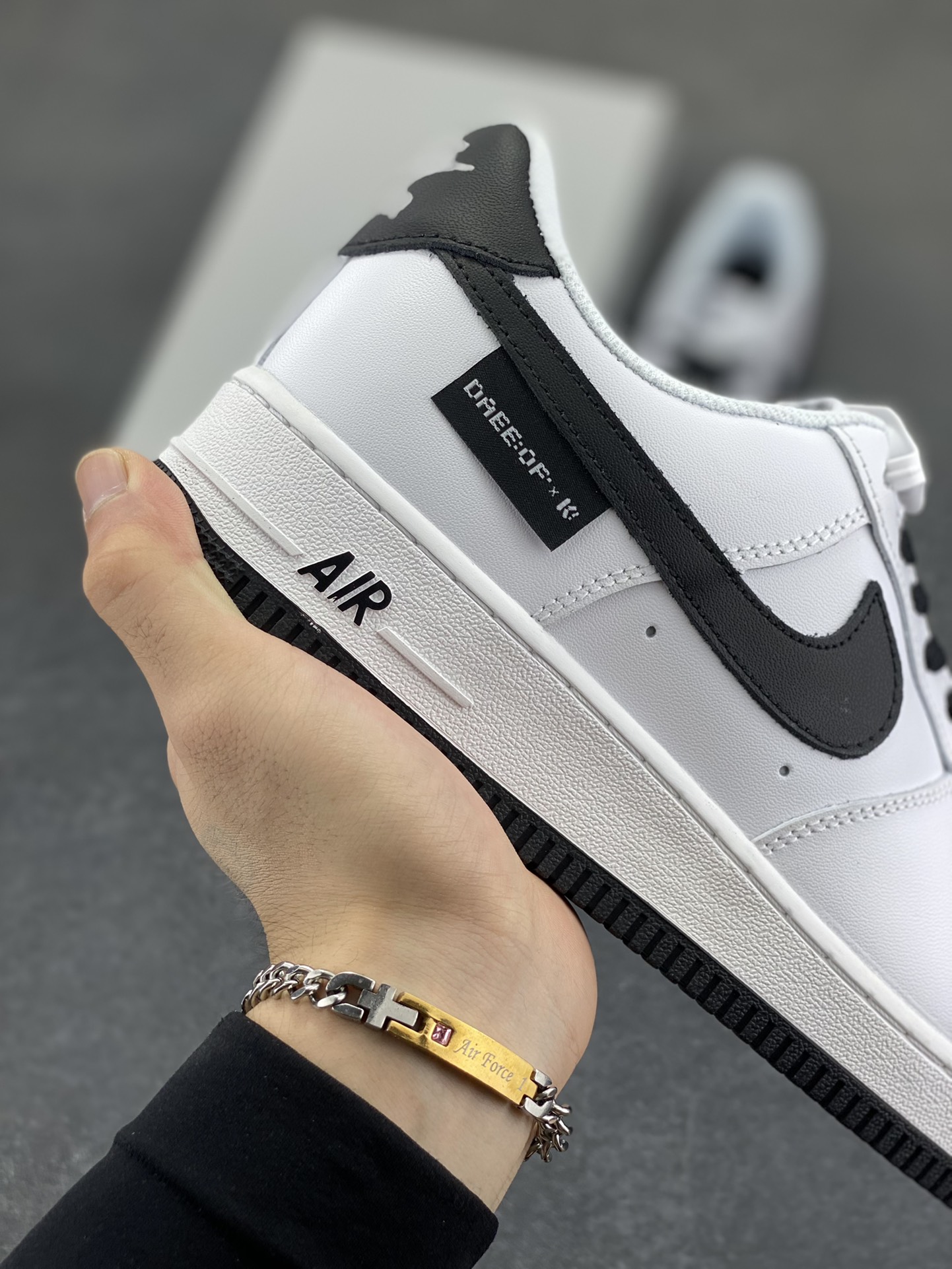 图片[6]-Nike Air Force 1 Low 空军一号低帮百搭休闲运动板鞋。柔软、弹性十足的缓震性能和出色的中底设计，横跨复古与现代的外型结合，造就出风靡全球三十多年的Force 1，直到今天还深受青睐。 货号：FQ4296-101 尺码：36 36.5 37.5 38 38.5 39 40 40.5 41 42 42.5 43 44 44.5 45-选品中心