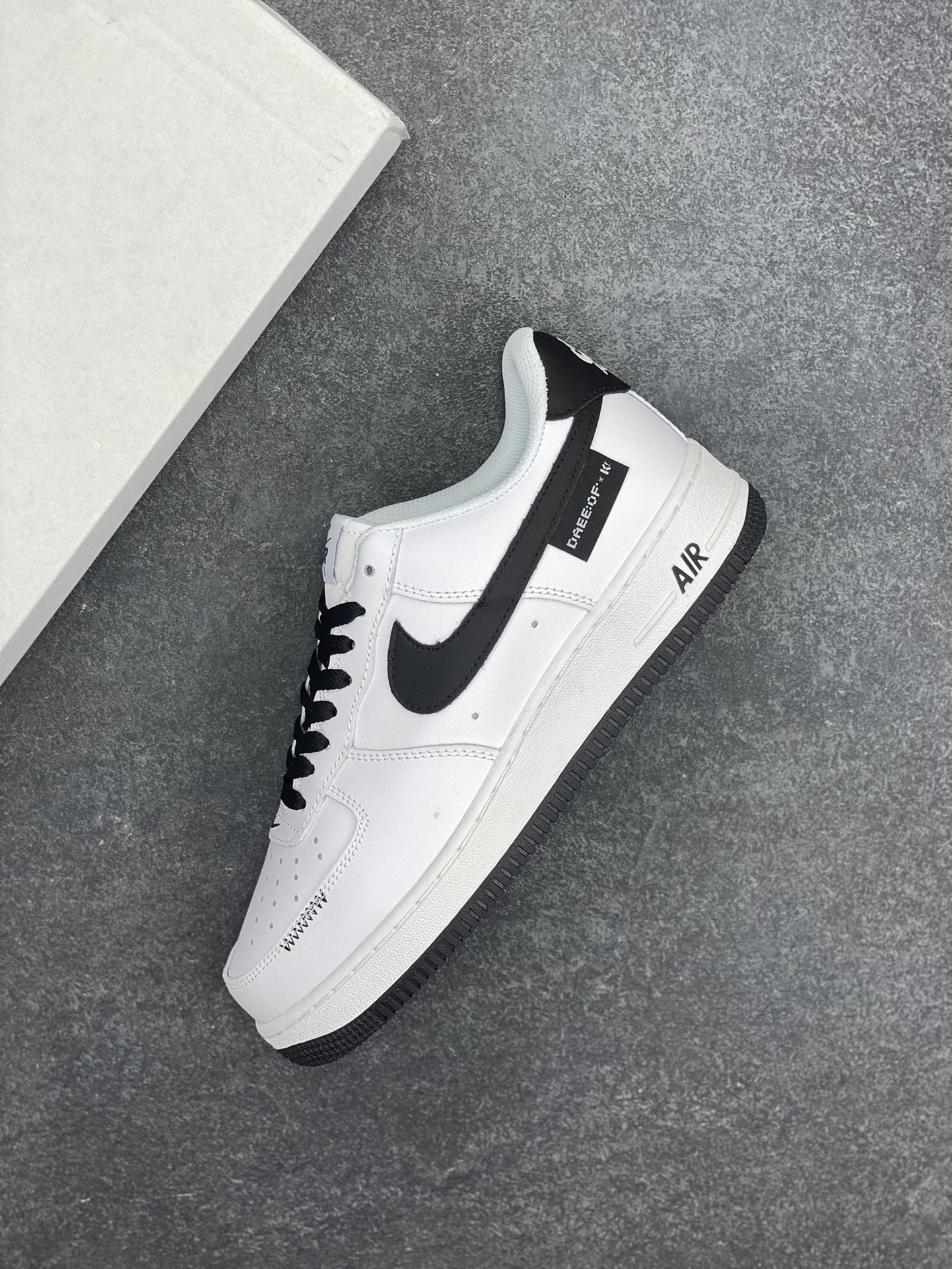图片[7]-Nike Air Force 1 Low 空军一号低帮百搭休闲运动板鞋。柔软、弹性十足的缓震性能和出色的中底设计，横跨复古与现代的外型结合，造就出风靡全球三十多年的Force 1，直到今天还深受青睐。 货号：FQ4296-101 尺码：36 36.5 37.5 38 38.5 39 40 40.5 41 42 42.5 43 44 44.5 45-选品中心