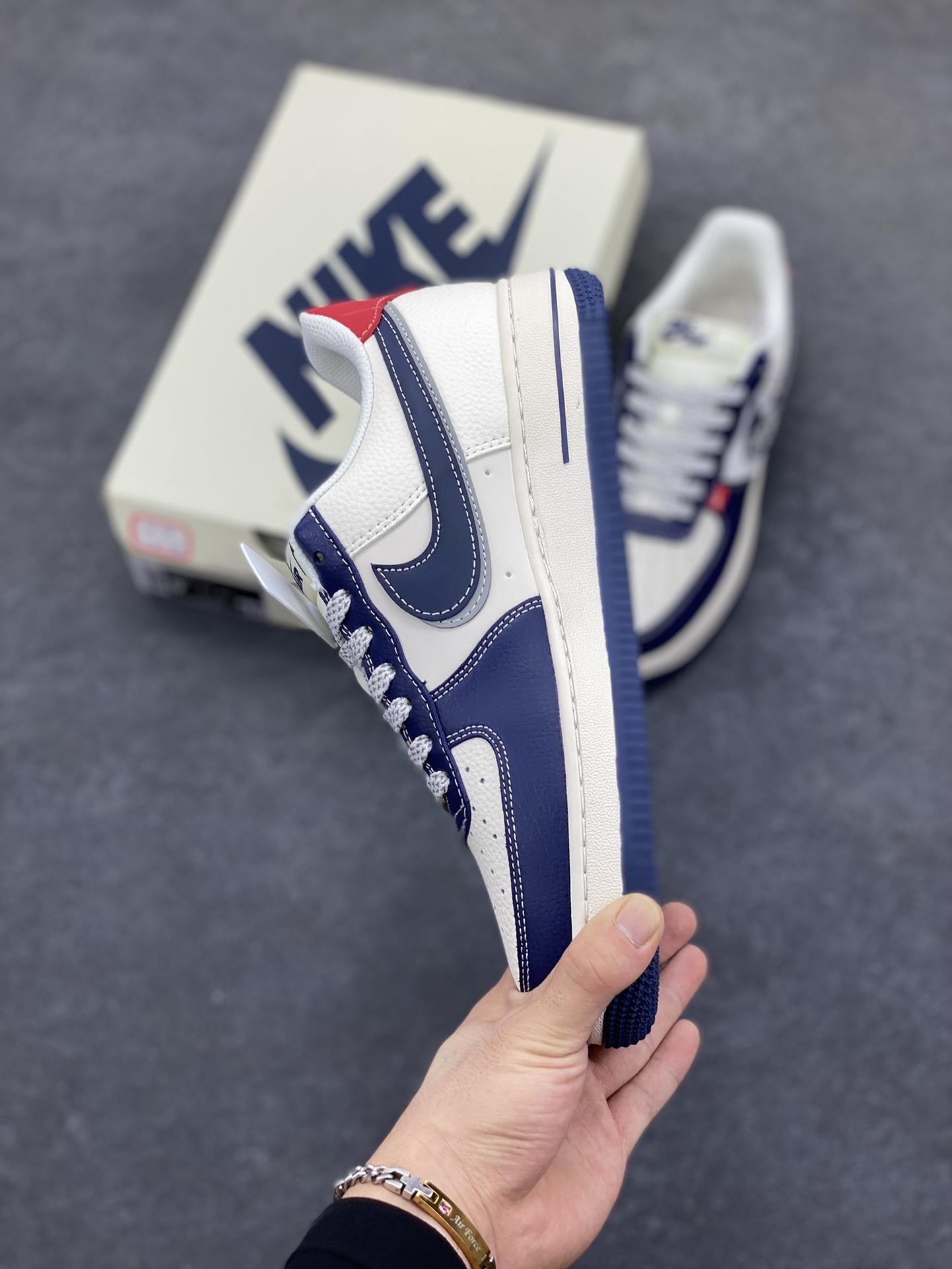 图片[3]-NIke Air Force 1 \’07 Low “UN联名——多彩蓝红拼接”空军一号 低帮 运动鞋 休闲鞋 折边针车 工艺难度大 原楦头原纸板 原装鞋盒 定制五金配件 内置全掌气垫 原厂鞋底 货号：JP8028-005 尺码：36 36.5 37.5 38 38.5 39 40 40.5 41 42 42.5 43 44 44.5 45-选品中心
