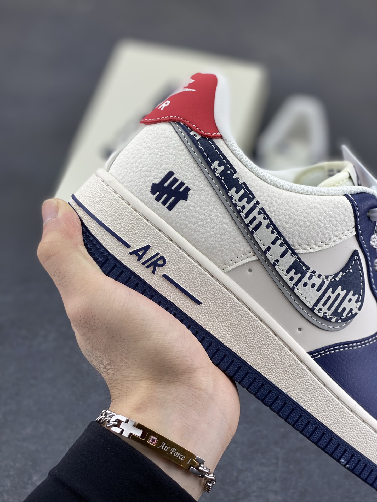 图片[6]-NIke Air Force 1 \’07 Low “UN联名——多彩蓝红拼接”空军一号 低帮 运动鞋 休闲鞋 折边针车 工艺难度大 原楦头原纸板 原装鞋盒 定制五金配件 内置全掌气垫 原厂鞋底 货号：JP8028-005 尺码：36 36.5 37.5 38 38.5 39 40 40.5 41 42 42.5 43 44 44.5 45-选品中心