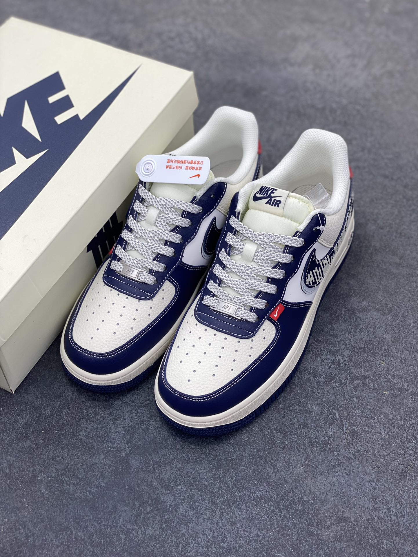 图片[8]-NIke Air Force 1 \’07 Low “UN联名——多彩蓝红拼接”空军一号 低帮 运动鞋 休闲鞋 折边针车 工艺难度大 原楦头原纸板 原装鞋盒 定制五金配件 内置全掌气垫 原厂鞋底 货号：JP8028-005 尺码：36 36.5 37.5 38 38.5 39 40 40.5 41 42 42.5 43 44 44.5 45-选品中心